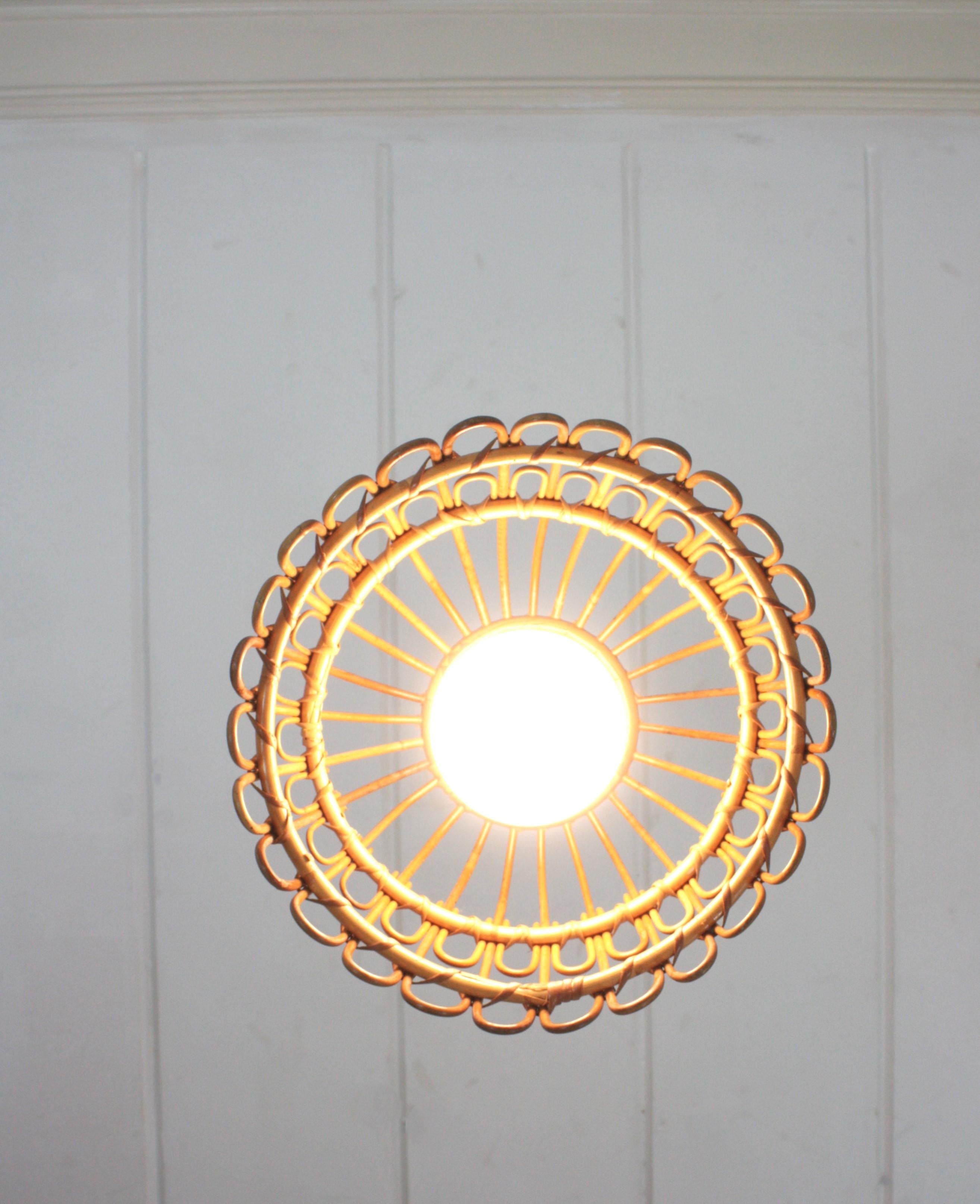 Lampada a sospensione a forma di campana in rattan, Spagna, anni '60 in vendita 9