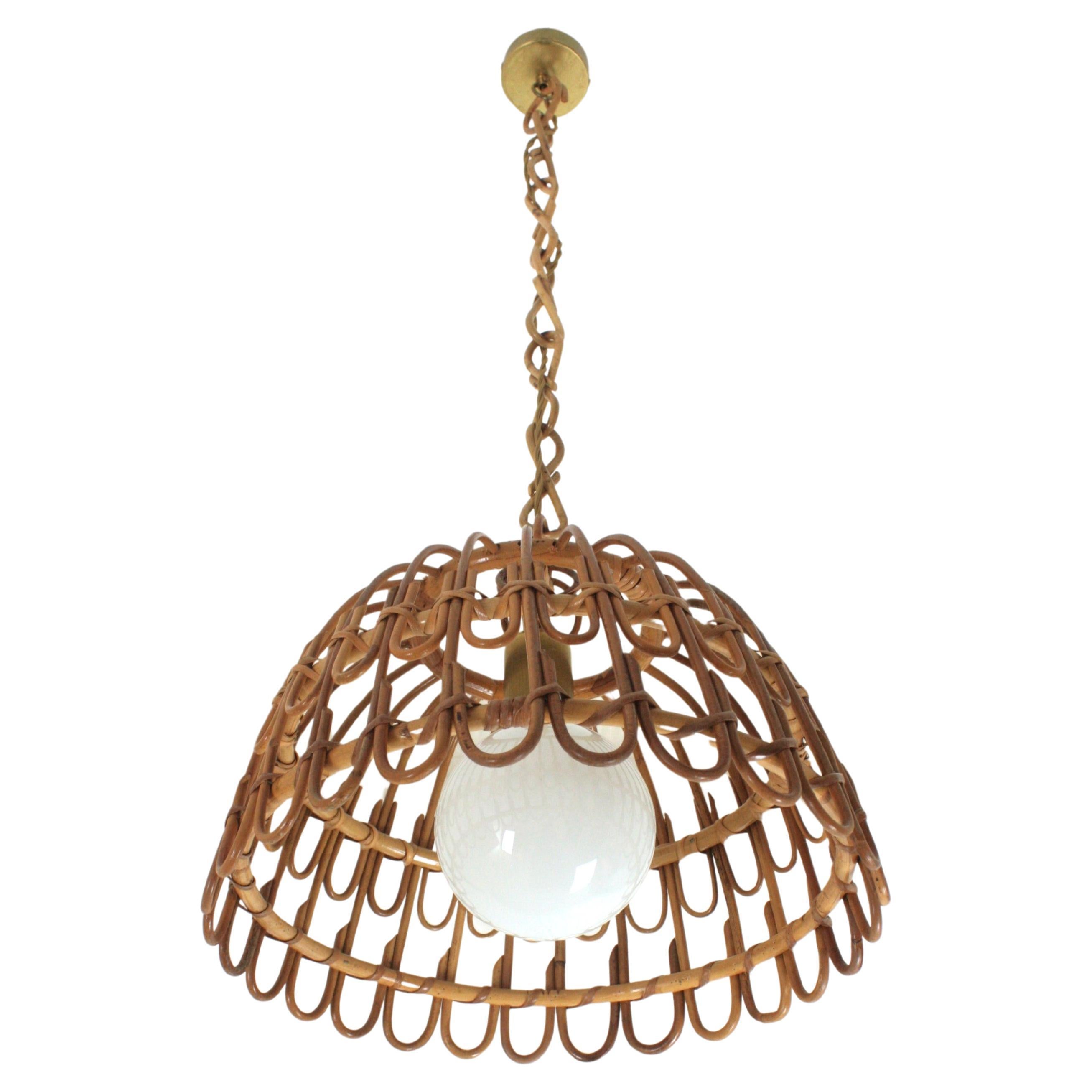 Lampada a sospensione spagnola modernista in rattan con paralume a campana, Spagna, anni '60.
Accattivante lampada a sospensione in rattan lavorata a mano con design geometrico a petali.
È appeso a una catena con maglie in rattan ed è sormontato da