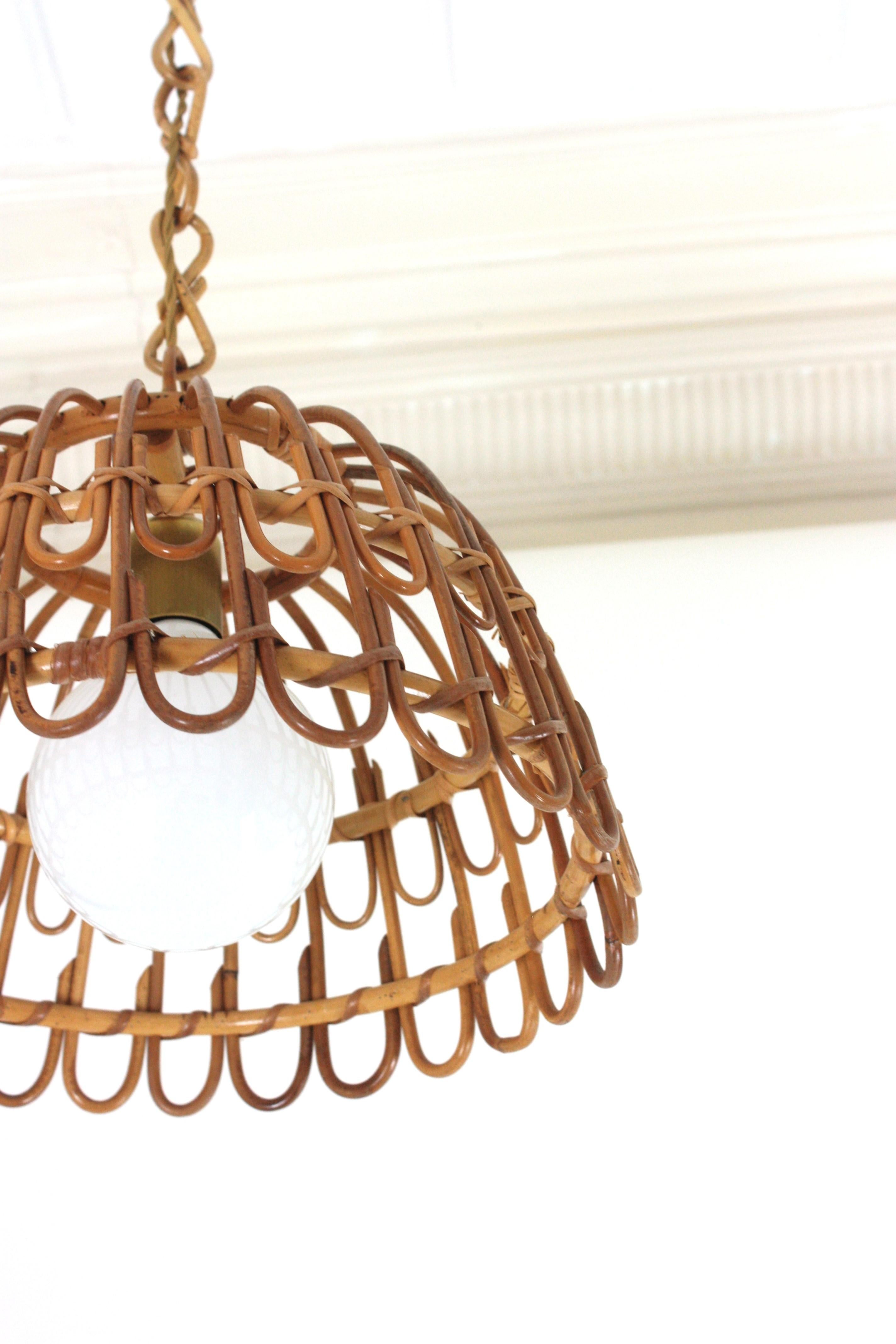 Vimini Lampada a sospensione a forma di campana in rattan, Spagna, anni '60 in vendita