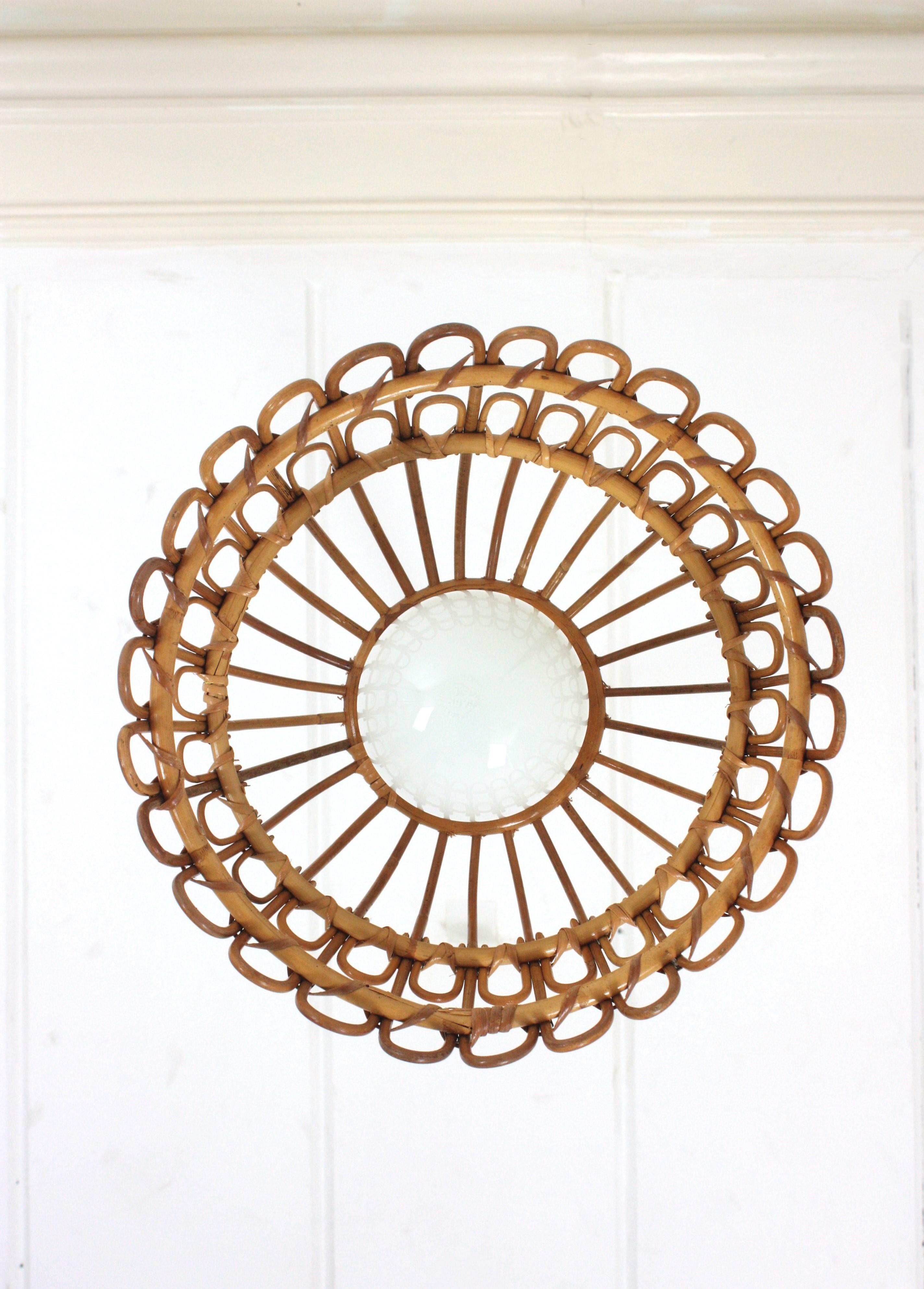Lampada a sospensione a forma di campana in rattan, Spagna, anni '60 in vendita 1