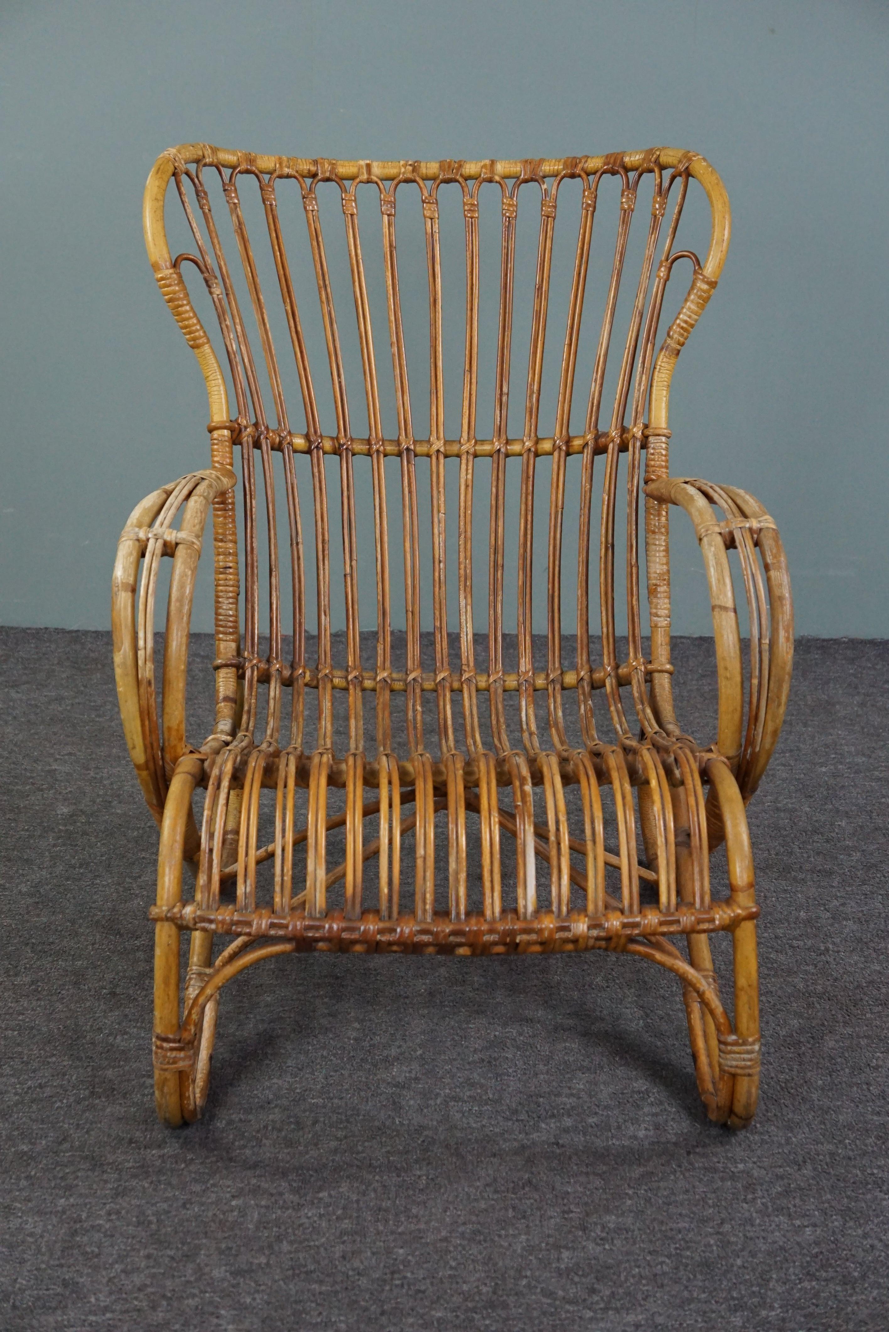 Ce fauteuil Belse 8 en rotin, fabriqué dans les années 1950 aux Pays-Bas, est d'une grande beauté.

Ce très charmant fauteuil en rotin de couleur chaude présente un beau design subtil et de beaux détails ronds dans le dossier. L'assise de ce