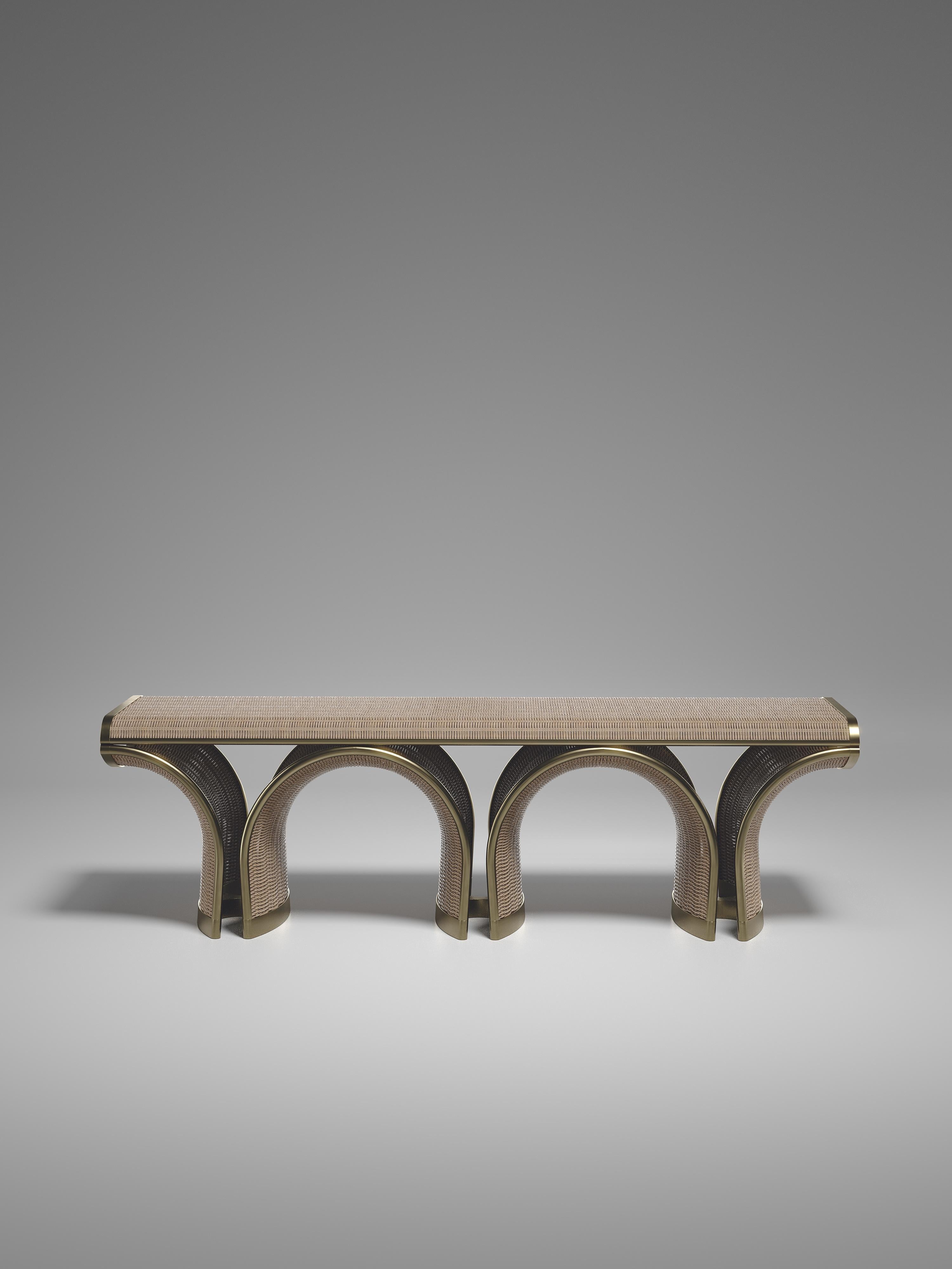 Die Nymphea Bench von R & Y Augousti ist Teil ihrer neuen Rattan-Kapsel. Das Stück unterstreicht die ikonische DNA der Marke, die alte Handwerkskunst in ein modernes und absolut luxuriöses Ambiente zu bringen. Dieses Sitzmöbel ist aus natürlichem
