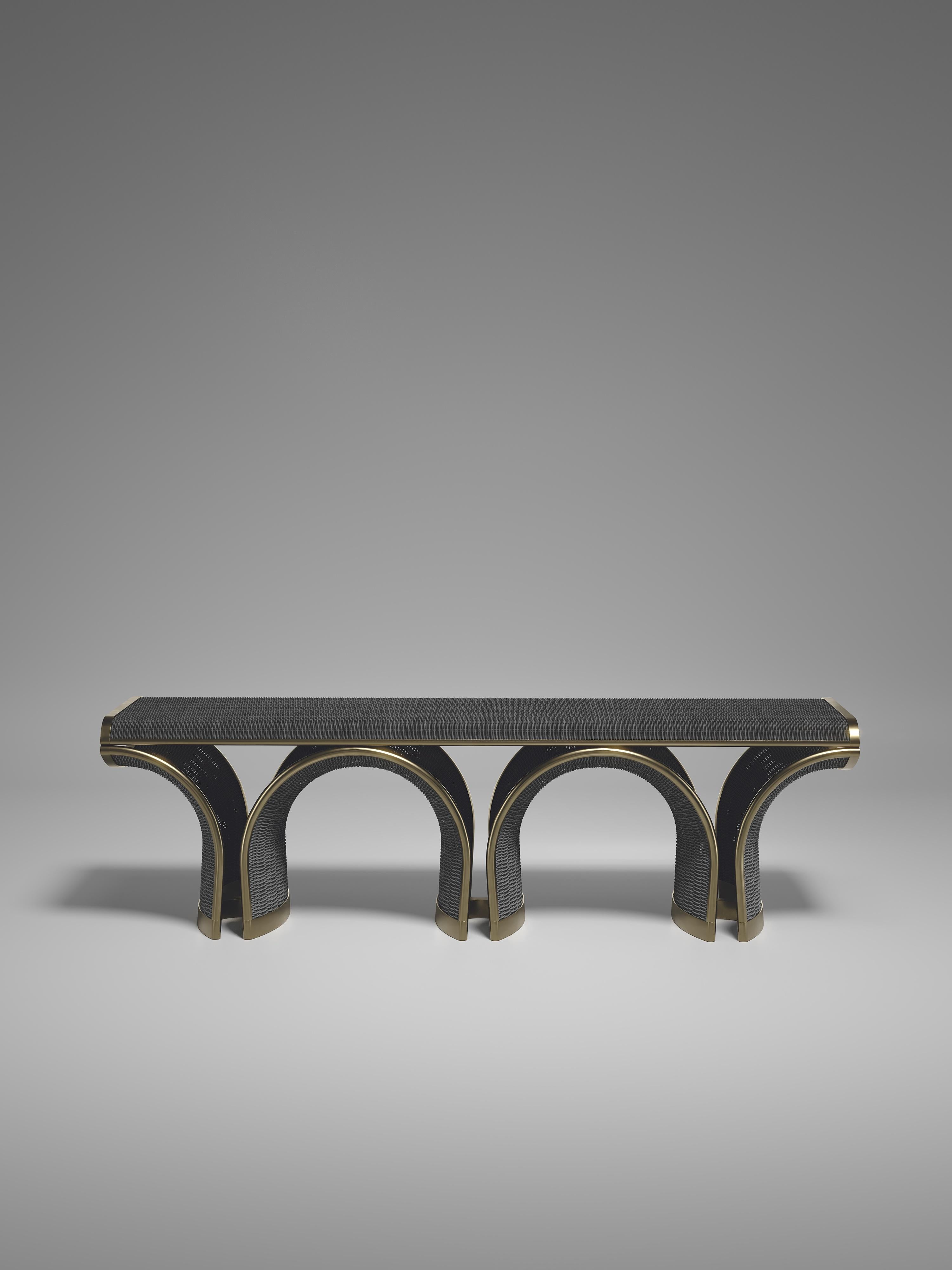 Die Nymphea Bench von R & Y Augousti ist Teil ihrer neuen Rattan-Kapsel. Das Stück unterstreicht die ikonische DNA der Marke, die alte Handwerkskunst in ein modernes und absolut luxuriöses Ambiente zu bringen. Dieses Sitzmöbel ist aus schwarzem