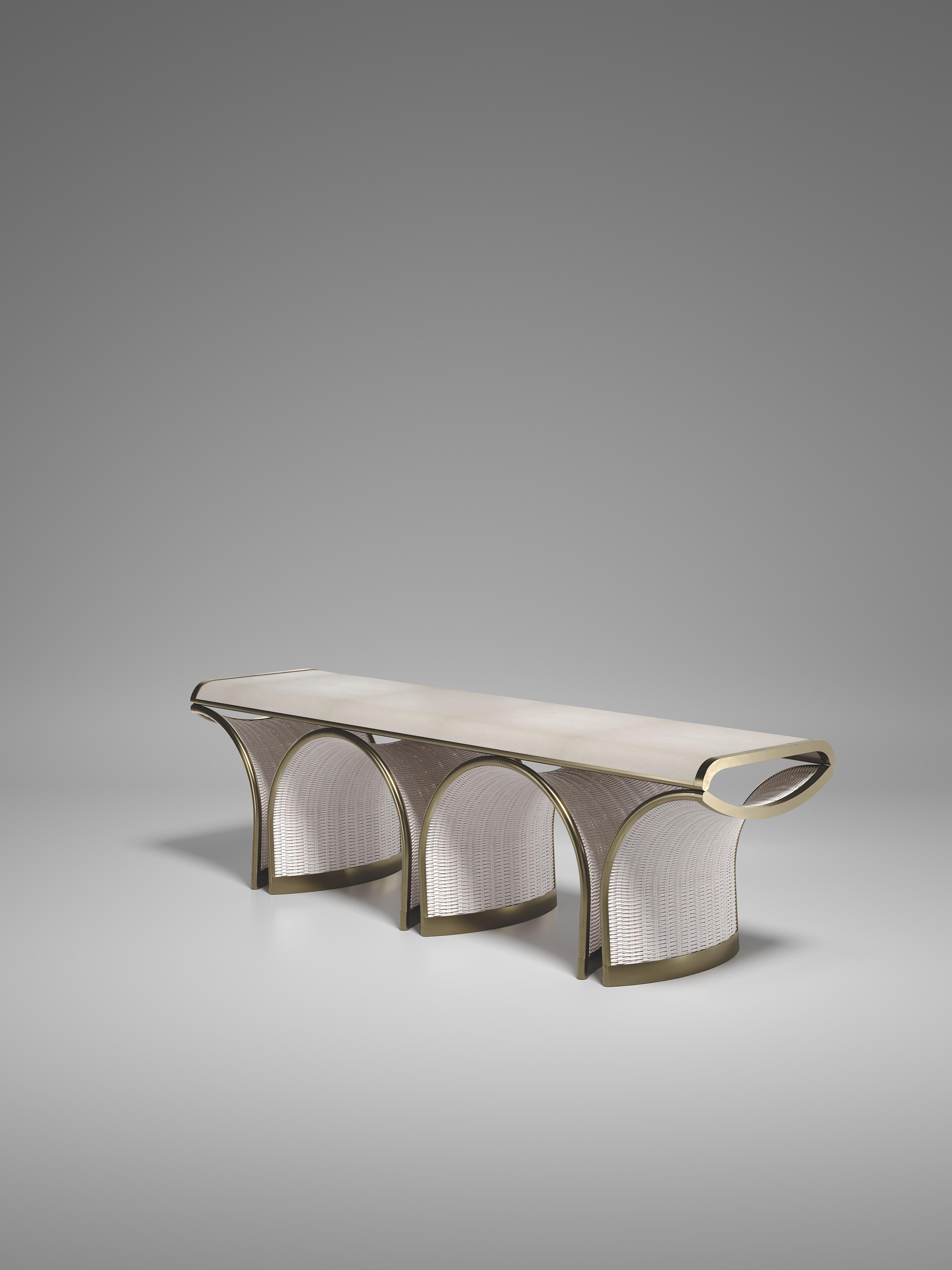 Die Nymphea Bench von R & Y Augousti ist Teil ihrer neuen Rattan-Kapsel. Das Stück unterstreicht die ikonische DNA der Marke, die alte Handwerkskunst in ein modernes und absolut luxuriöses Ambiente zu bringen. Dieses Sitzmöbel ist aus cremefarbenem