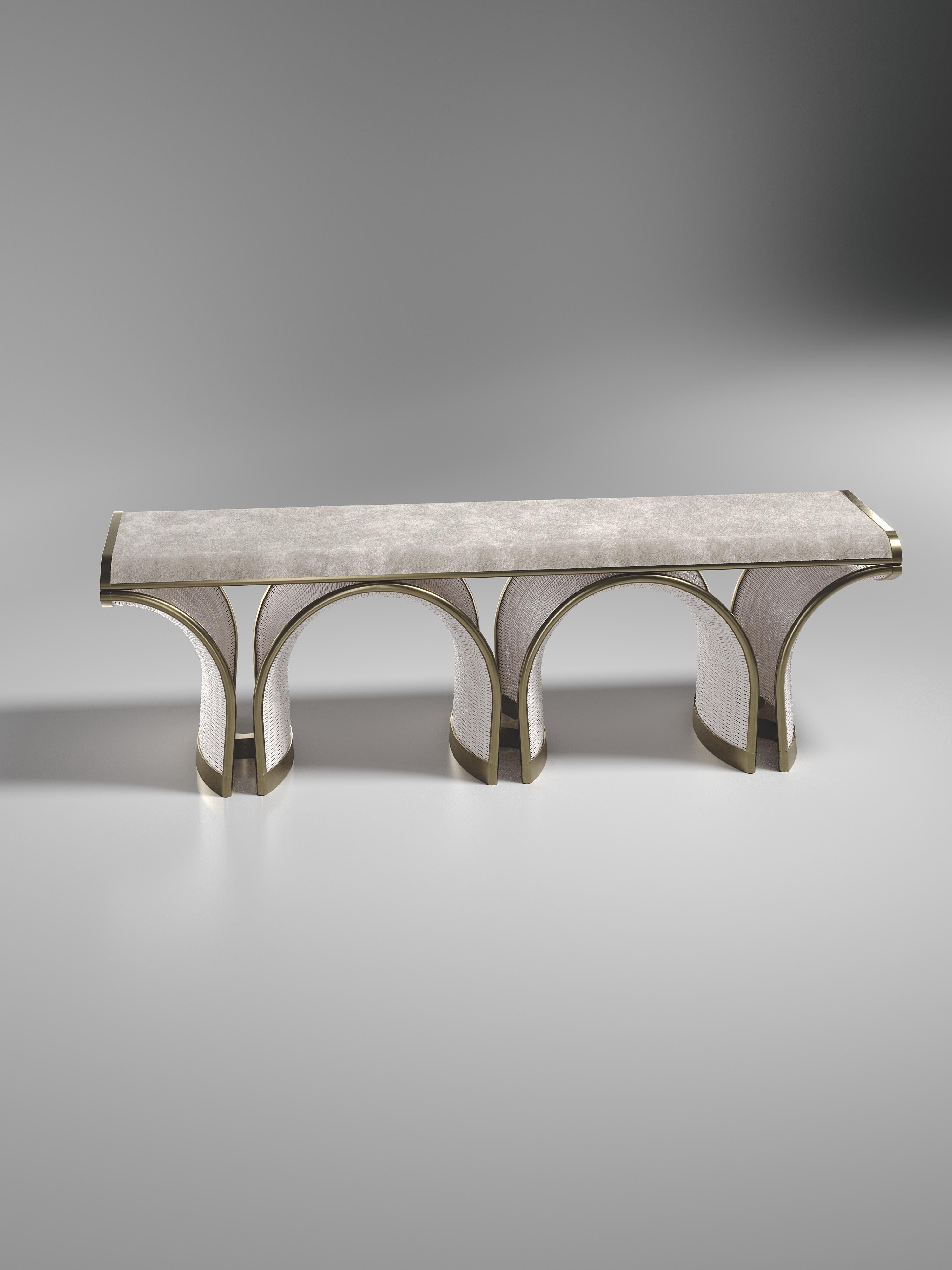 Die Nymphea Bench von R & Y Augousti ist Teil ihrer neuen Rattan-Kapsel. Das Stück unterstreicht die ikonische DNA der Marke, die alte Handwerkskunst in ein modernes und absolut luxuriöses Ambiente zu bringen. Dieses Sitzmöbel ist aus cremefarbenem