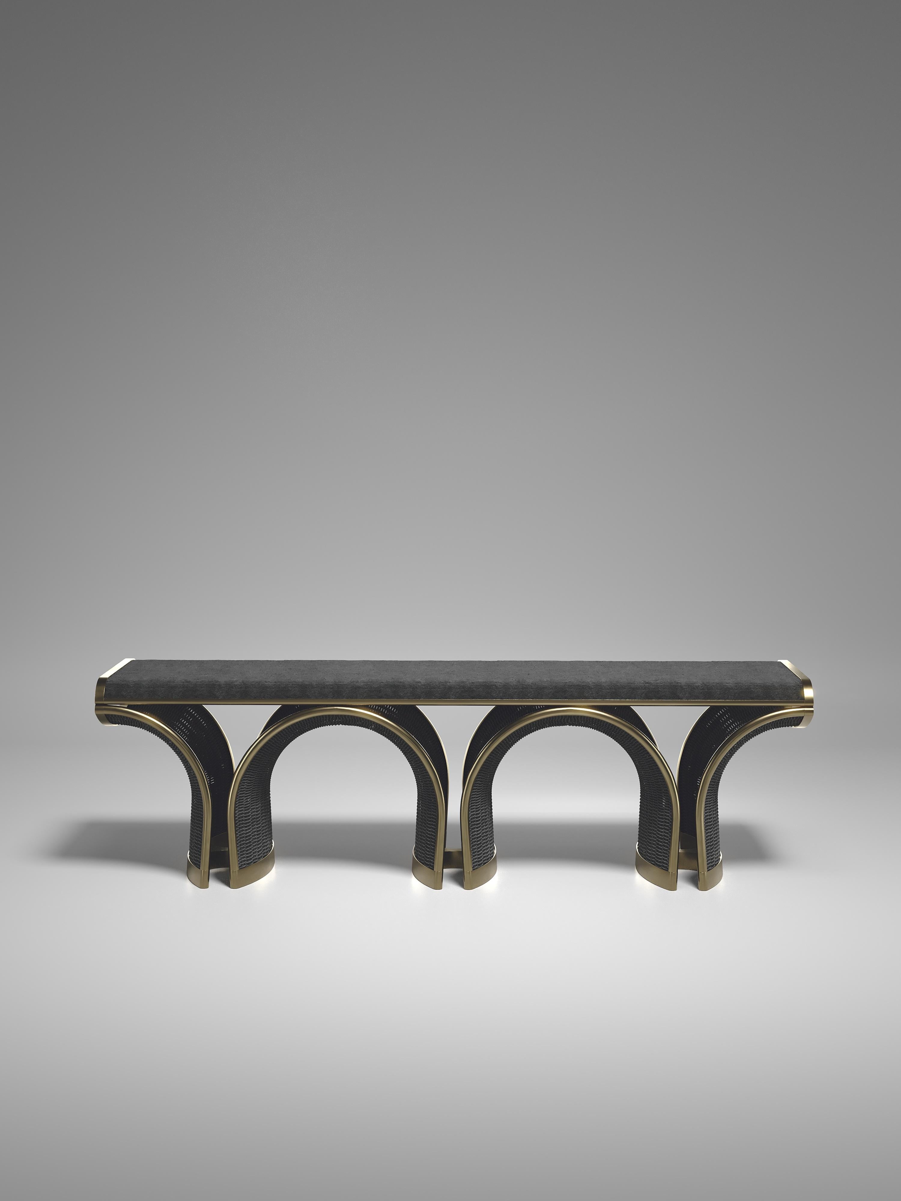 Die Nymphea Bench von R & Y Augousti ist Teil ihrer neuen Rattan-Kapsel. Das Stück unterstreicht die ikonische DNA der Marke, die alte Handwerkskunst in ein modernes und absolut luxuriöses Ambiente zu bringen. Dieses Sitzmöbel ist aus schwarzem
