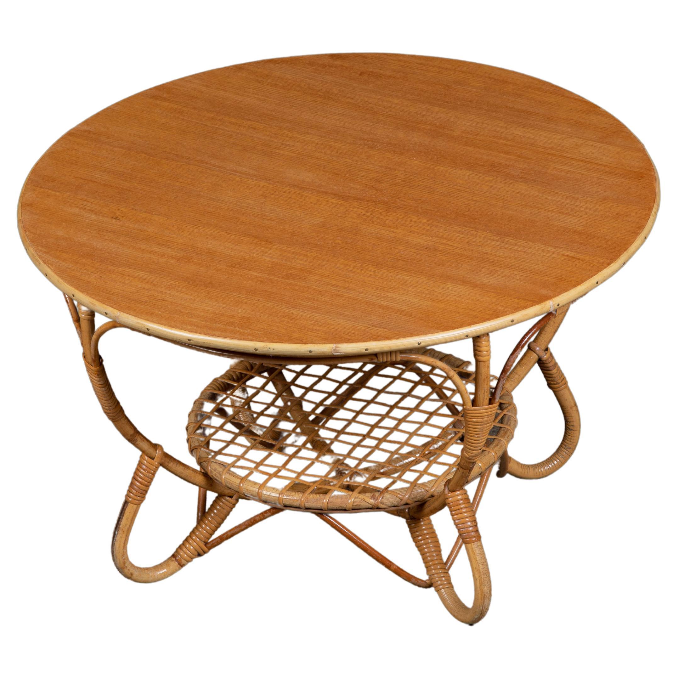 Mid-Century French Riviera Guéridon, Italy, 1960.

Typical of the French Riviera style, the curved and delicate shapes of this gueridon table adorn the space with a touch of elegance.

Both as a side table and as en end-table, it combines