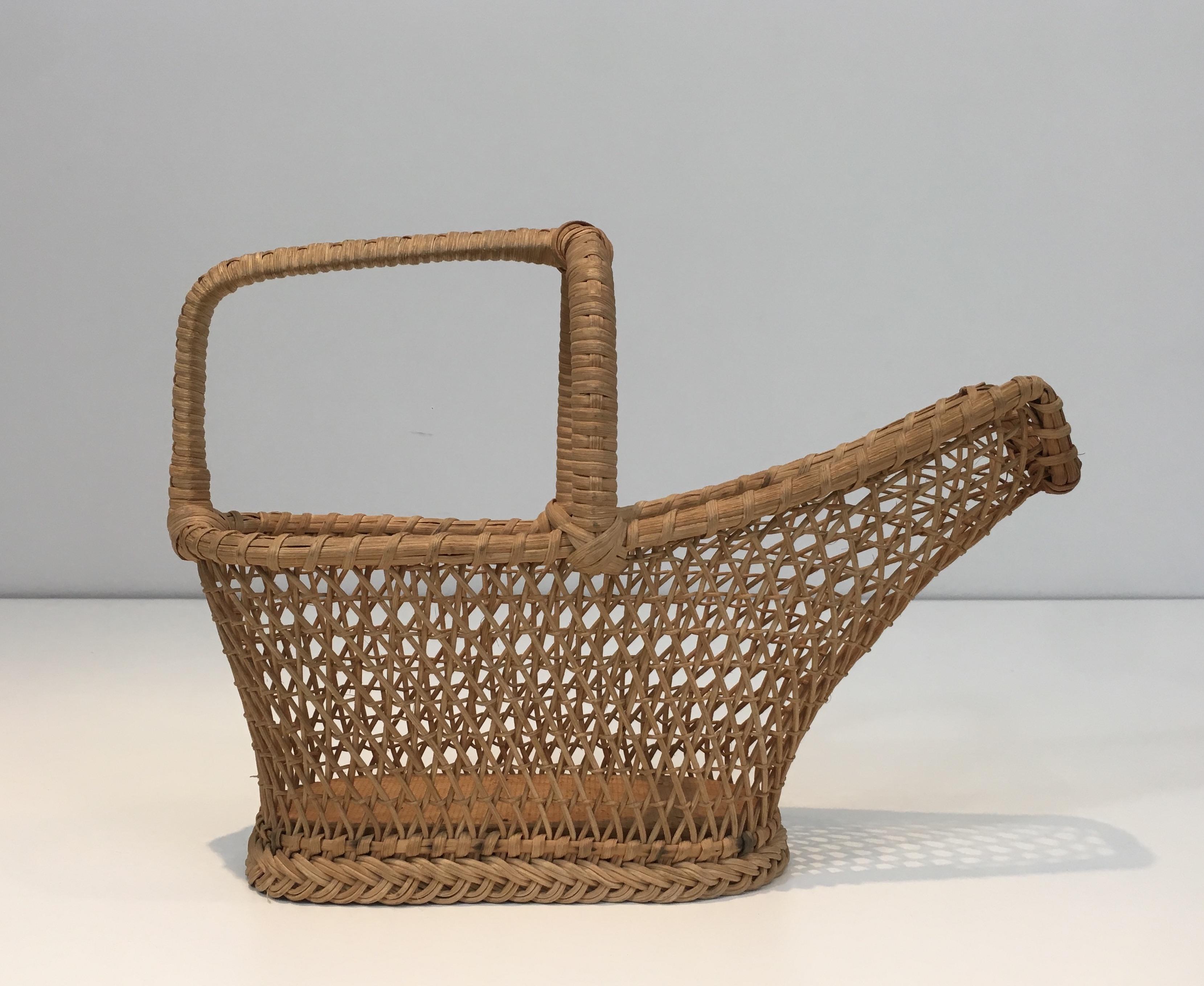 Dieser Flaschenhalter oder Dekanter ist aus Rattan gefertigt. Es handelt sich um ein französisches Werk aus der Zeit um 1970.