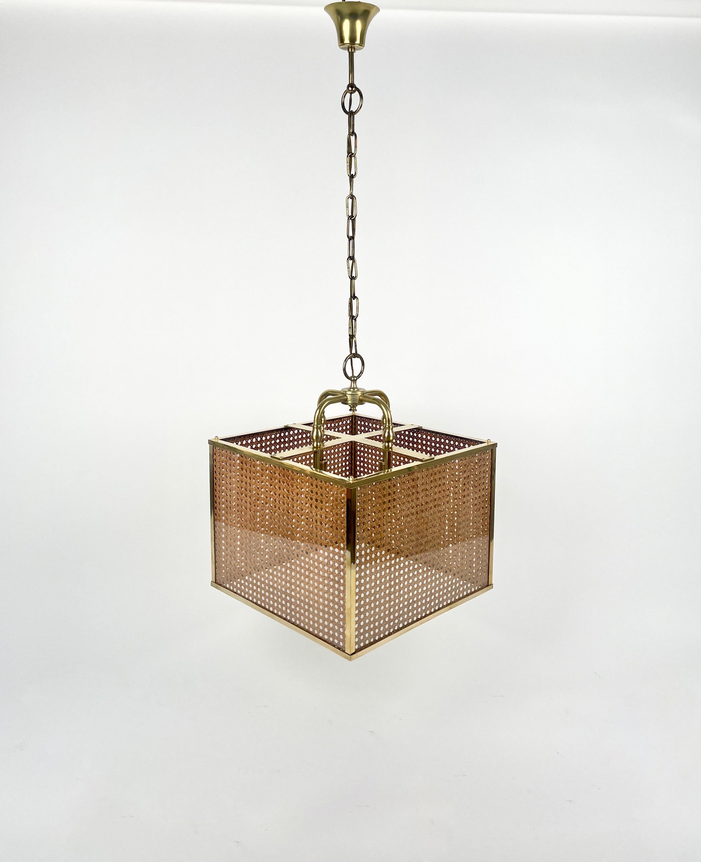 Chandelier pendant four-light made of rattan covered with glass and a brass structure. 

Made in Italy in the 1970s.