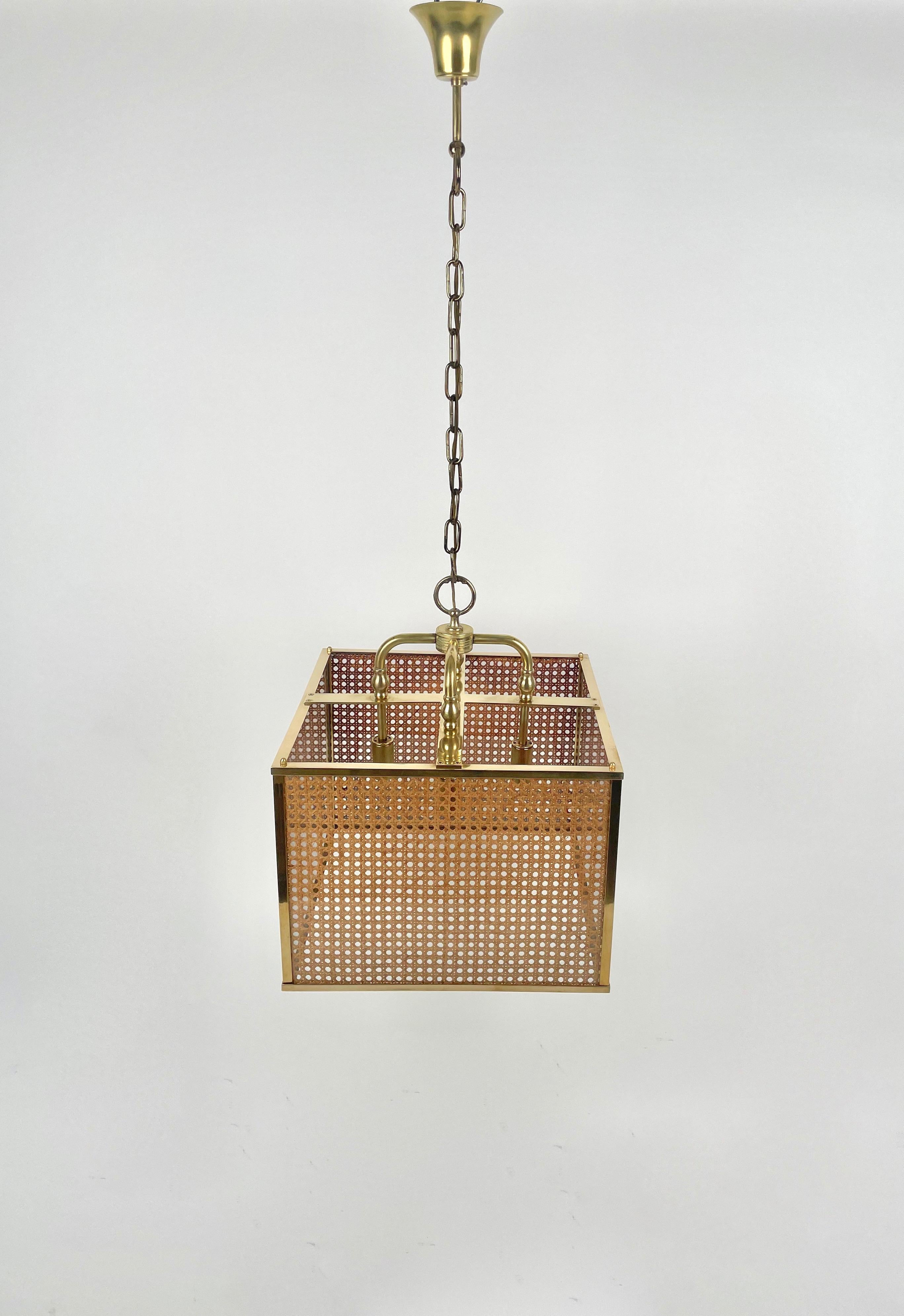 Rattan, Brass and Glass Chandelier Four-Light, Italy 1970s In Good Condition For Sale In Rome, IT