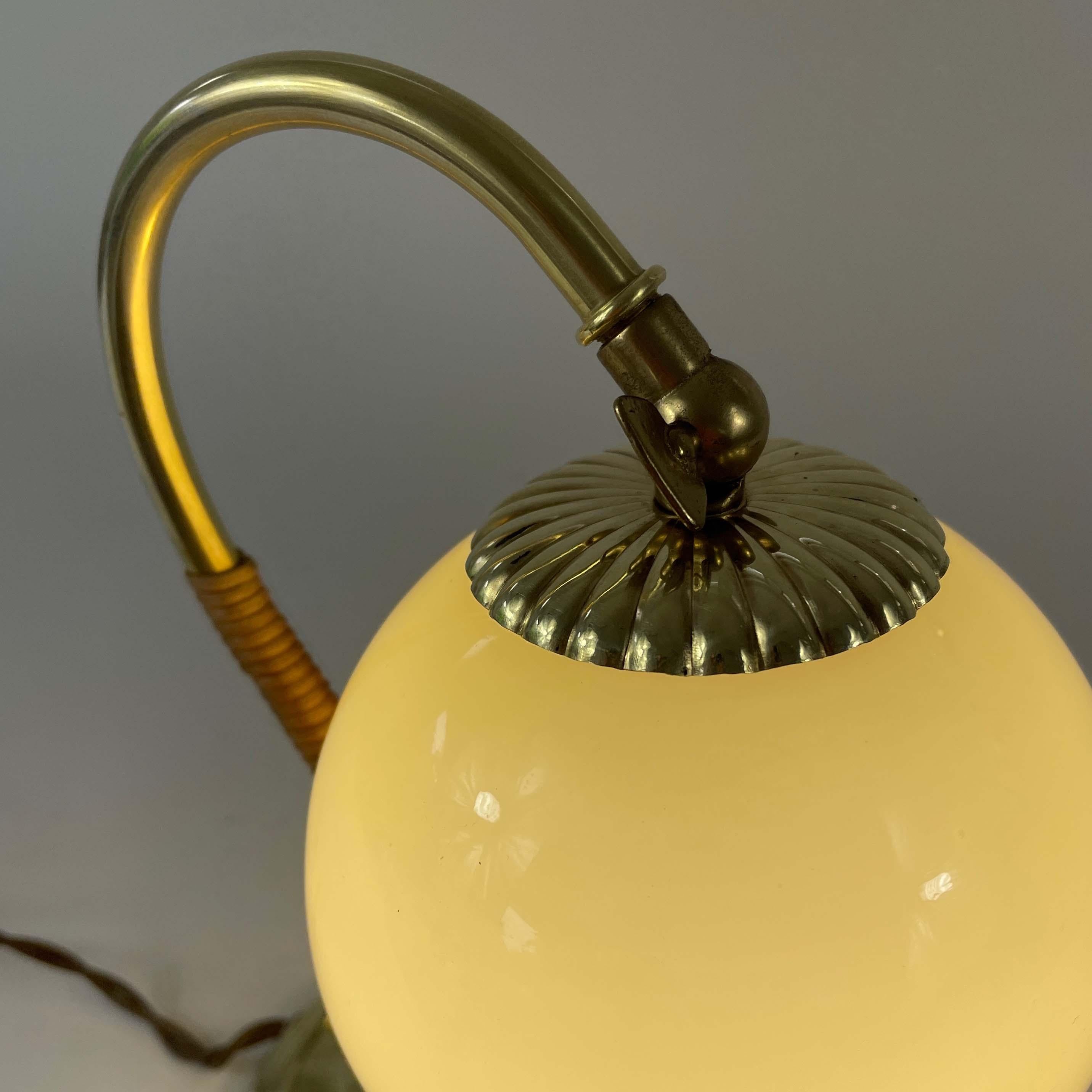 Lampe de table en rotin, laiton et verre opalin, Suède, années 1950 en vente 3