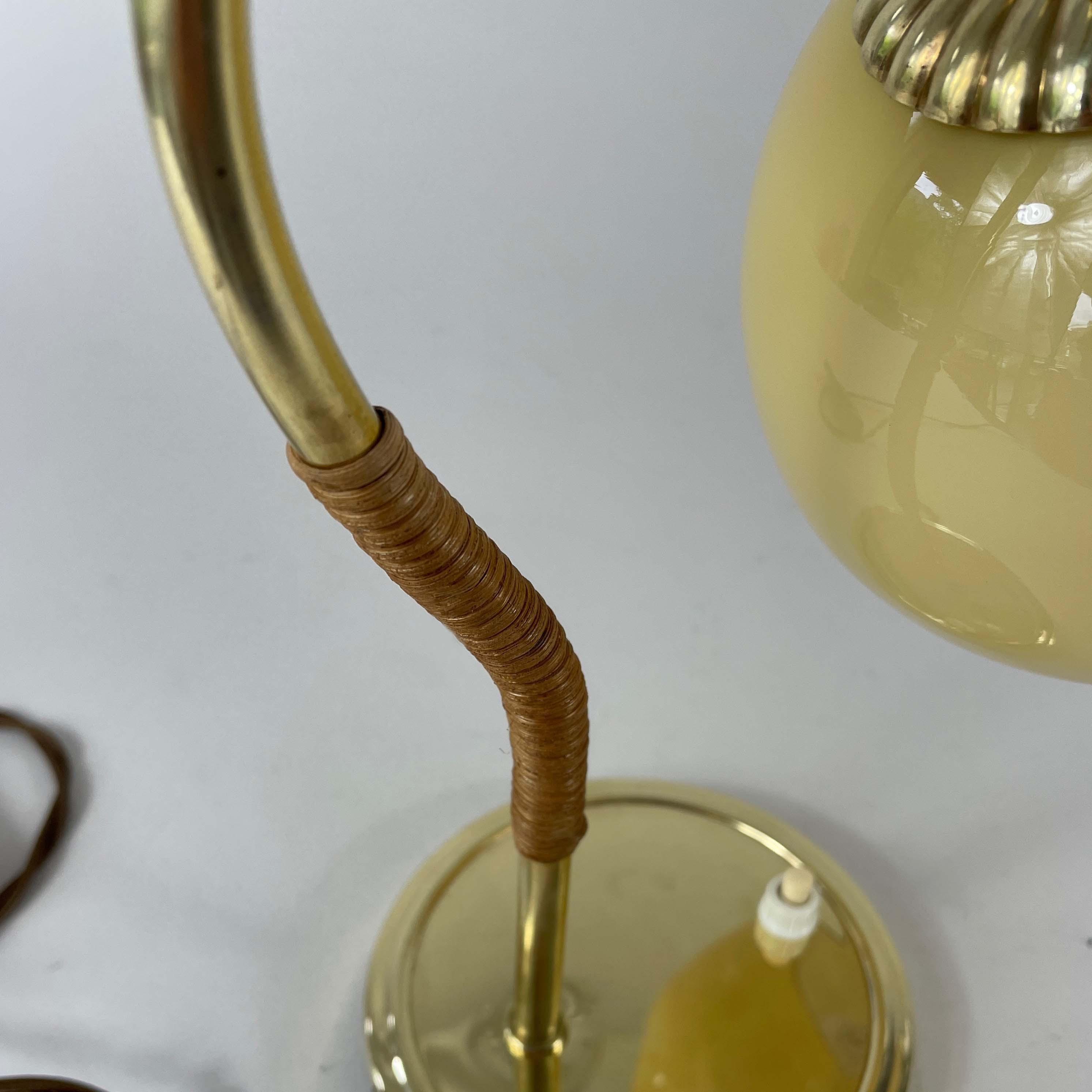 Lampe de table en rotin, laiton et verre opalin, Suède, années 1950 en vente 4