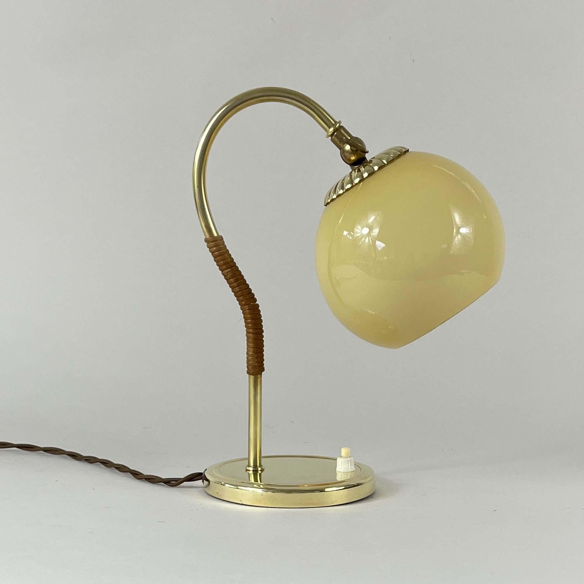 Lampe de table en rotin, laiton et verre opalin, Suède, années 1950 en vente 5