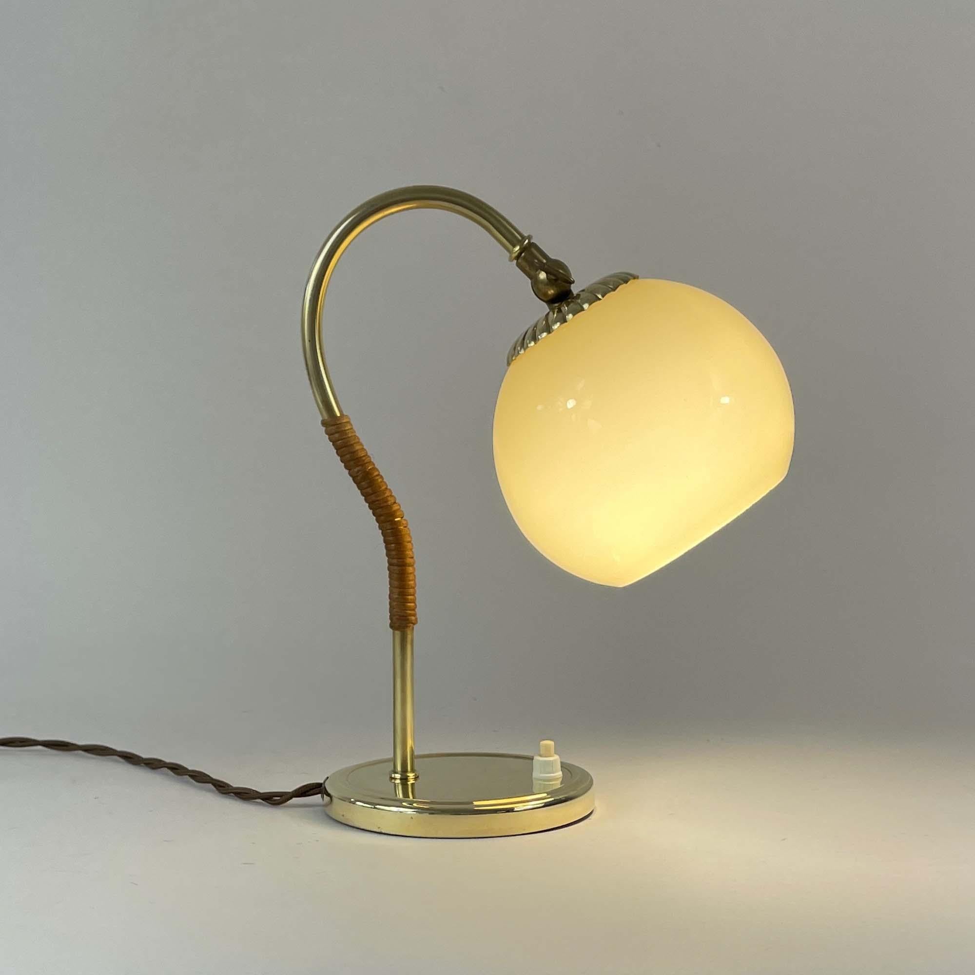 Lampe de table en rotin, laiton et verre opalin, Suède, années 1950 en vente 6
