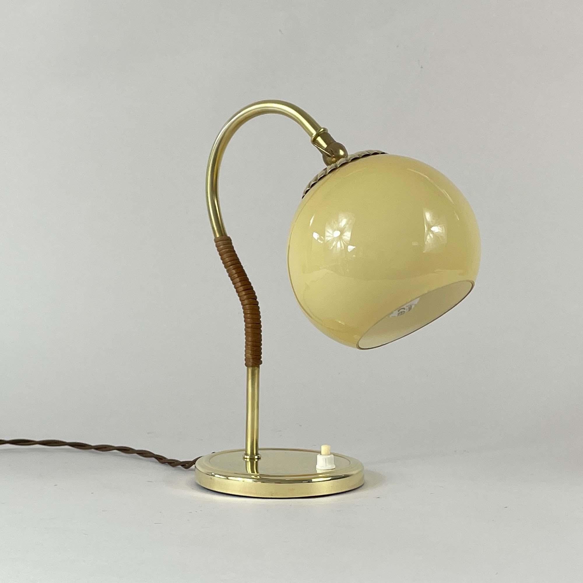 Lampe de table en rotin, laiton et verre opalin, Suède, années 1950 en vente 7