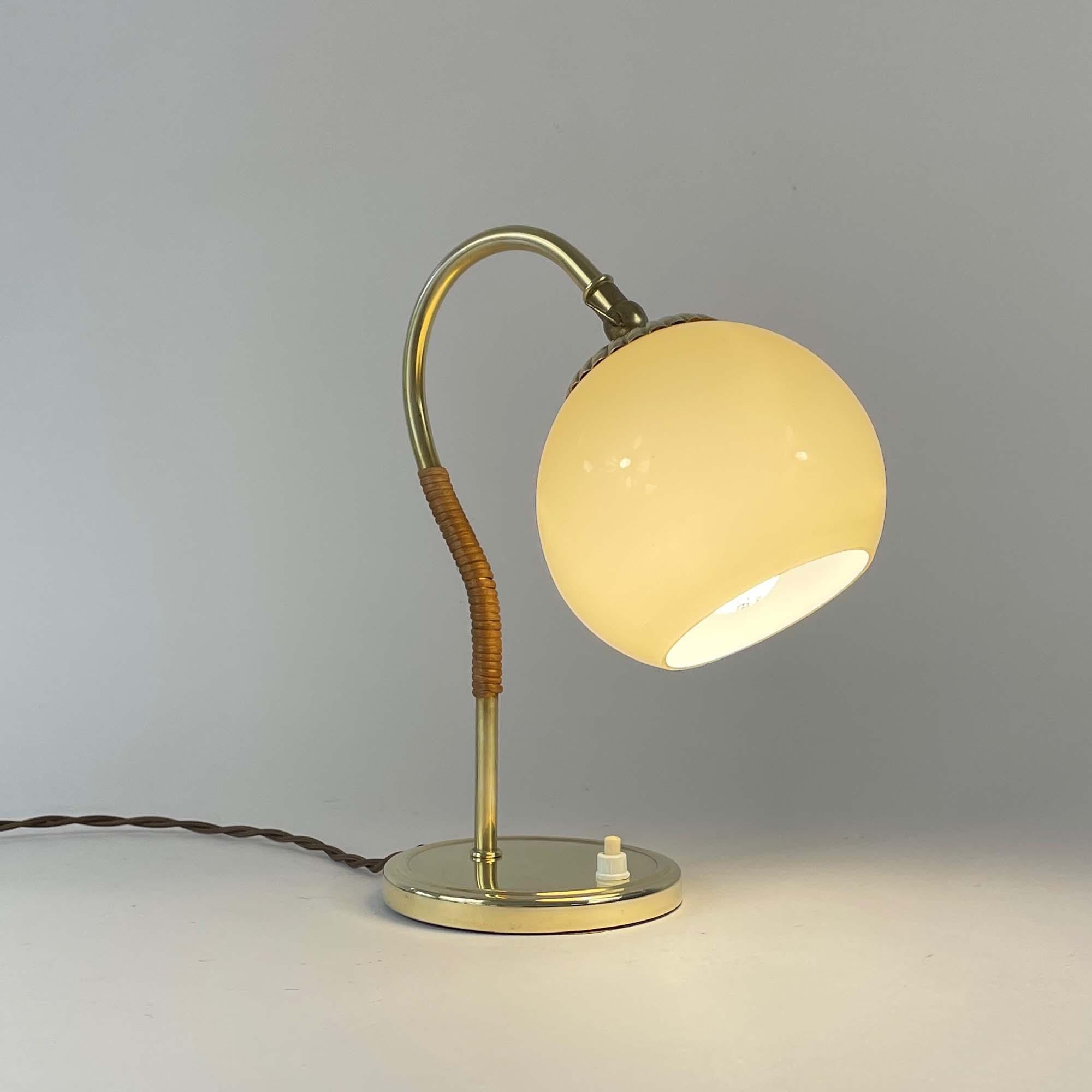 Lampe de table en rotin, laiton et verre opalin, Suède, années 1950 en vente 8