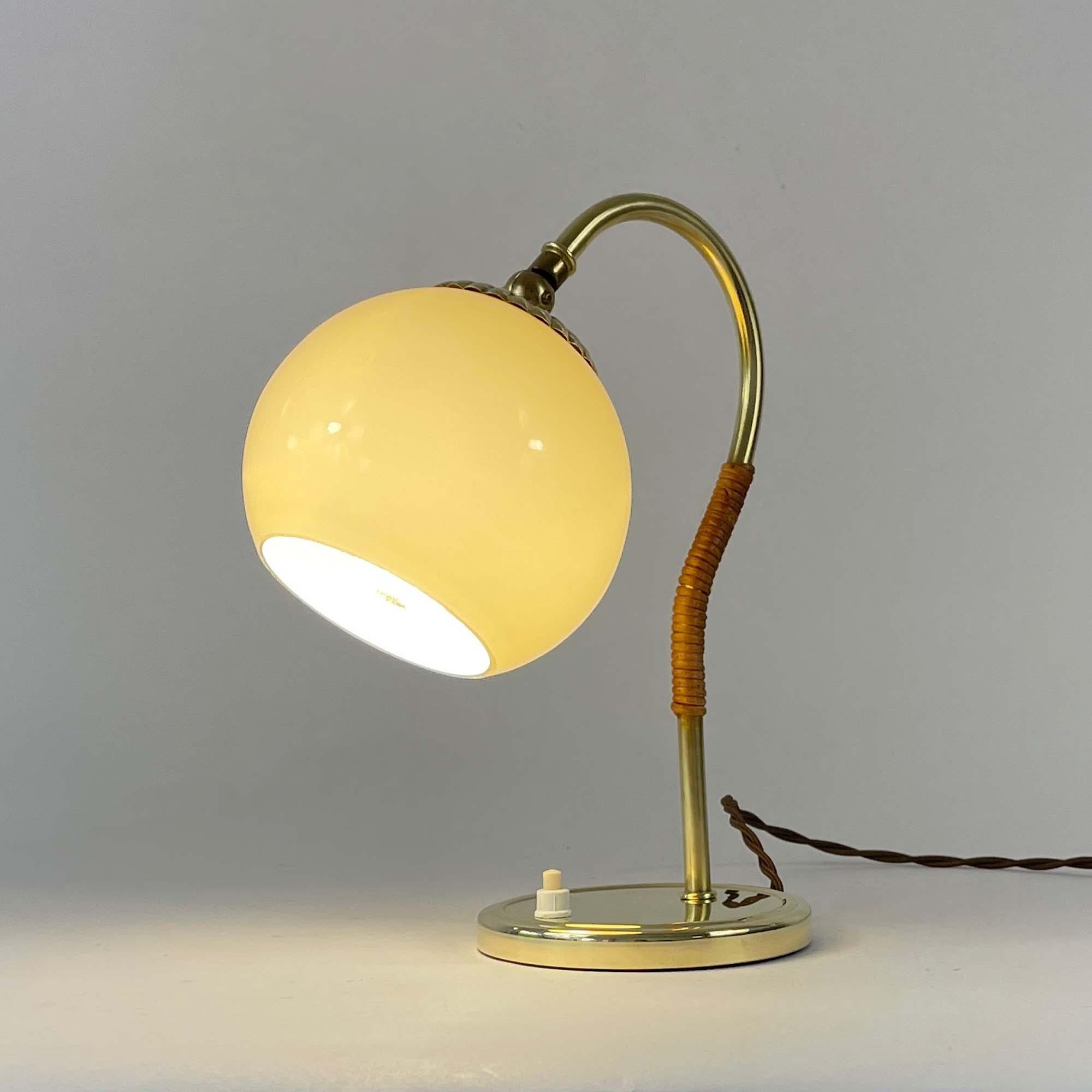 Mid-Century Modern Lampe de table en rotin, laiton et verre opalin, Suède, années 1950 en vente