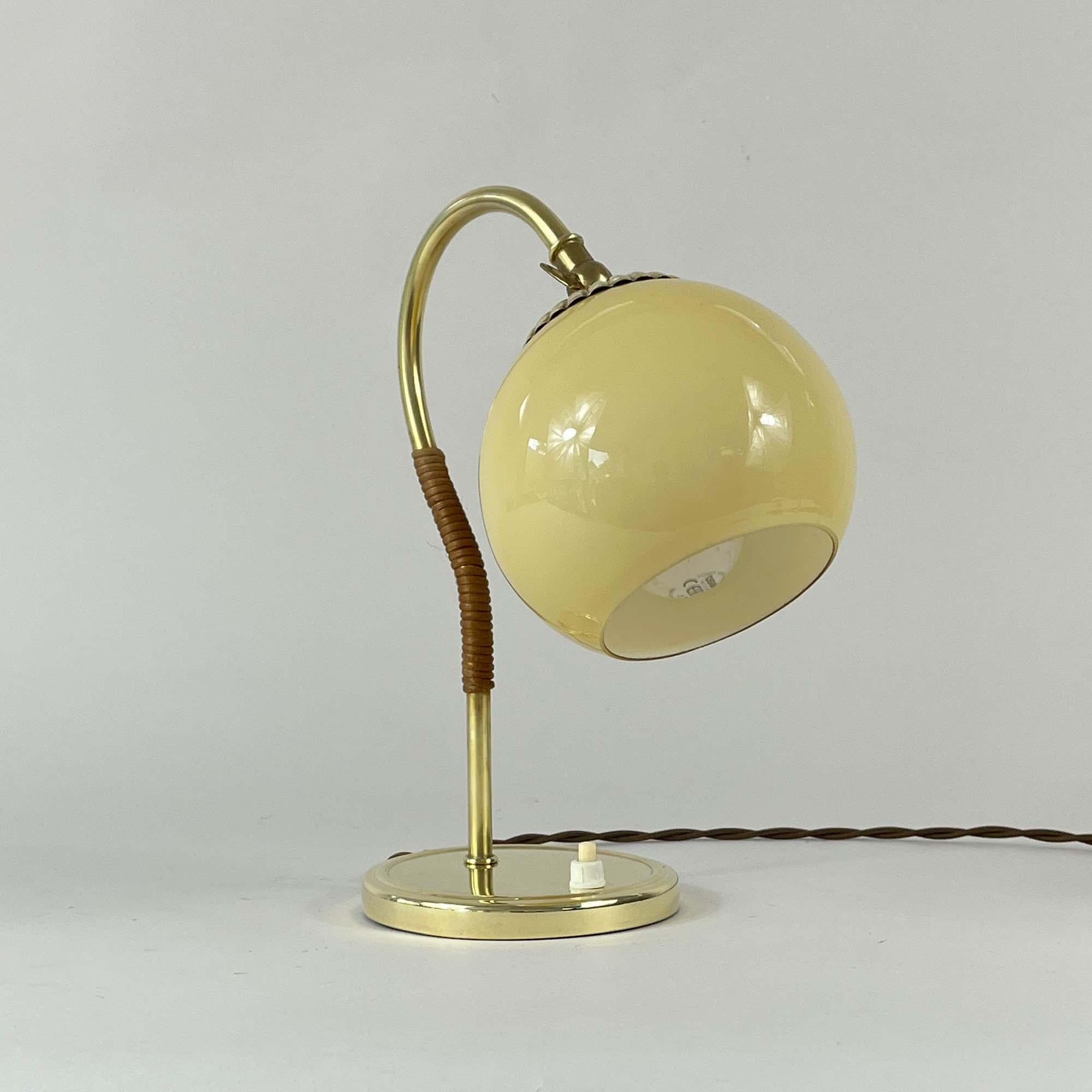 Suédois Lampe de table en rotin, laiton et verre opalin, Suède, années 1950 en vente