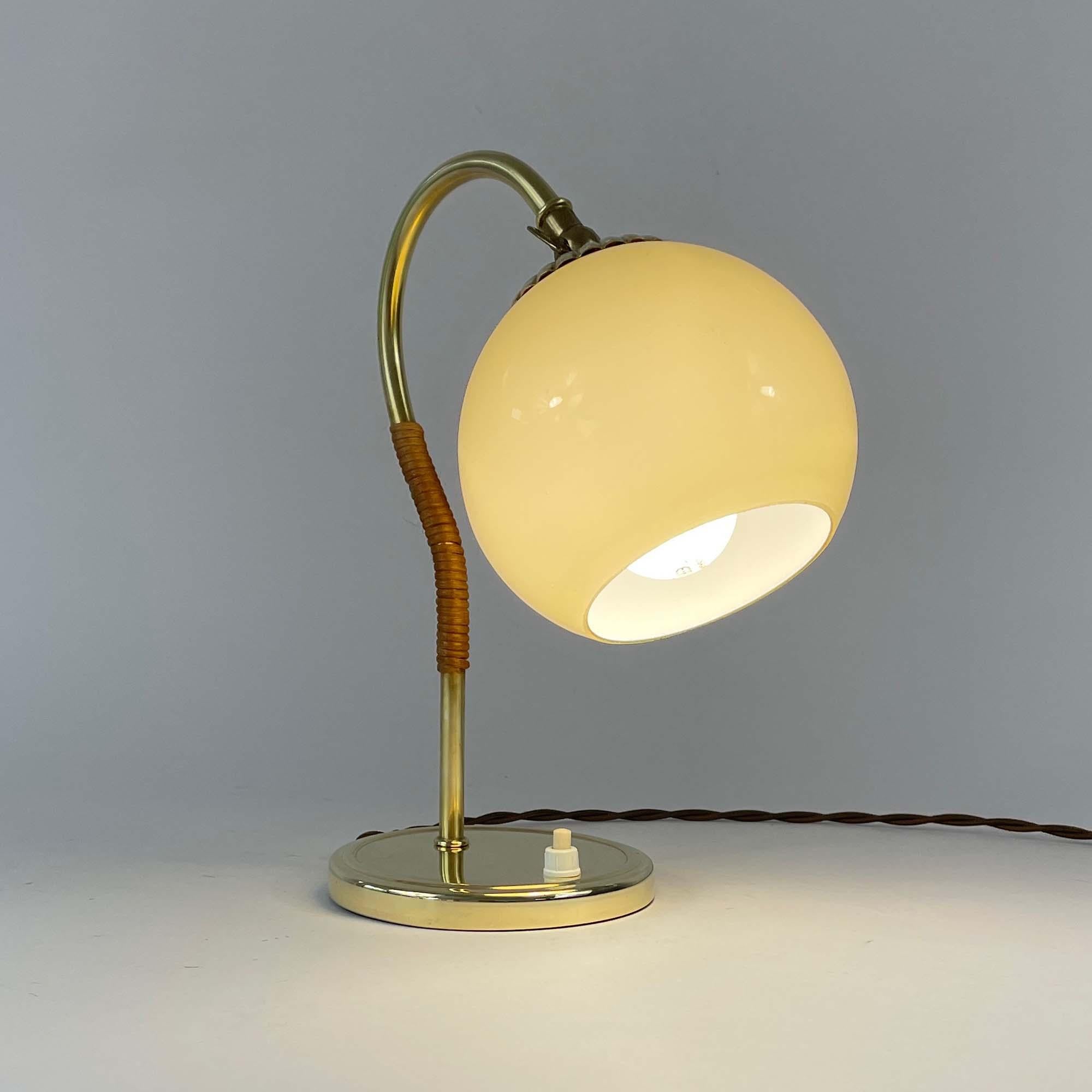 Lampe de table en rotin, laiton et verre opalin, Suède, années 1950 Bon état - En vente à NUEMBRECHT, NRW