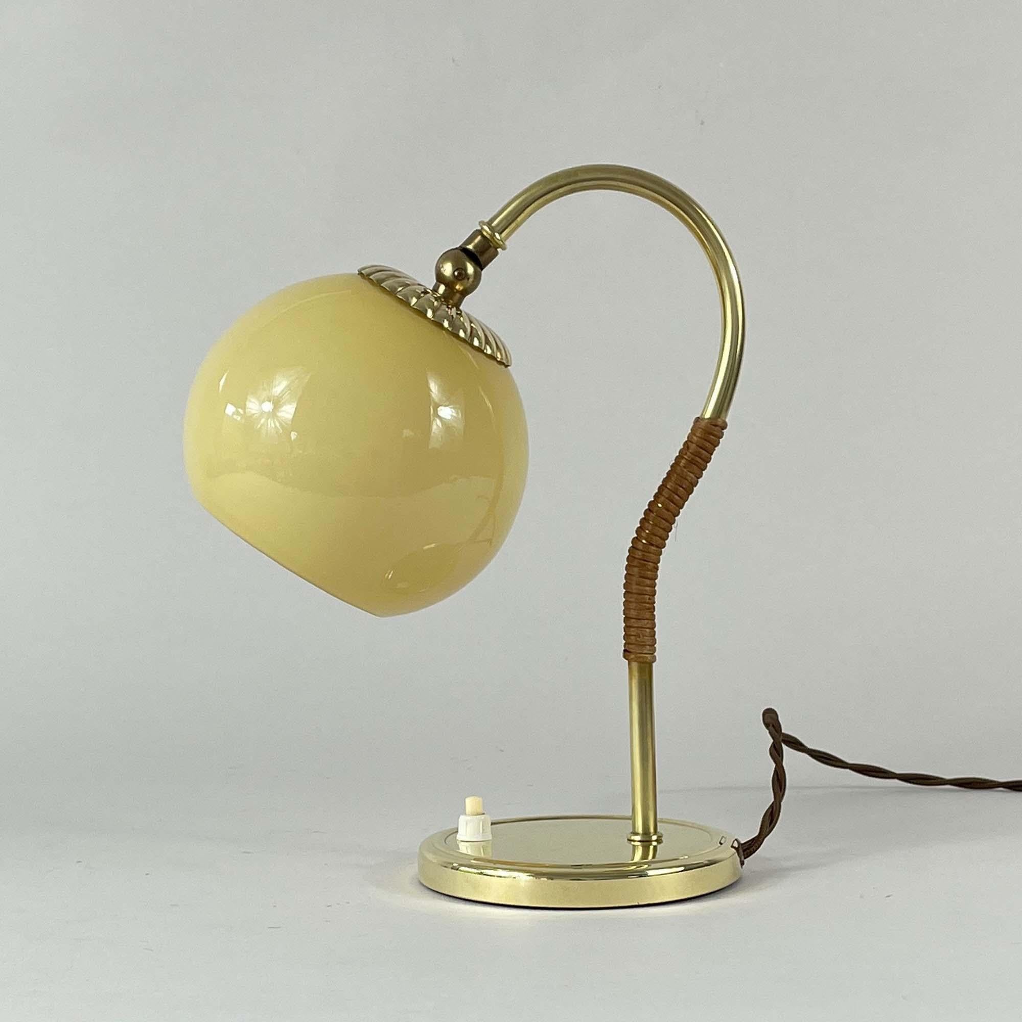 Milieu du XXe siècle Lampe de table en rotin, laiton et verre opalin, Suède, années 1950 en vente