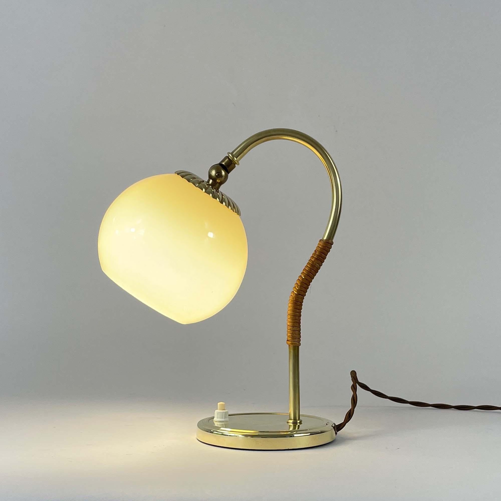 Laiton Lampe de table en rotin, laiton et verre opalin, Suède, années 1950 en vente