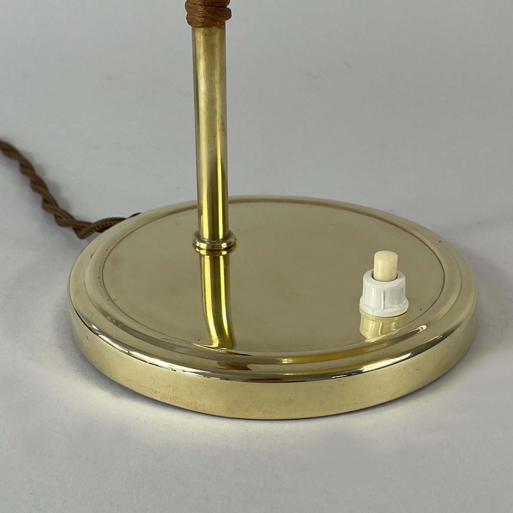 Lampe de table en rotin, laiton et verre opalin, Suède, années 1950 en vente 1