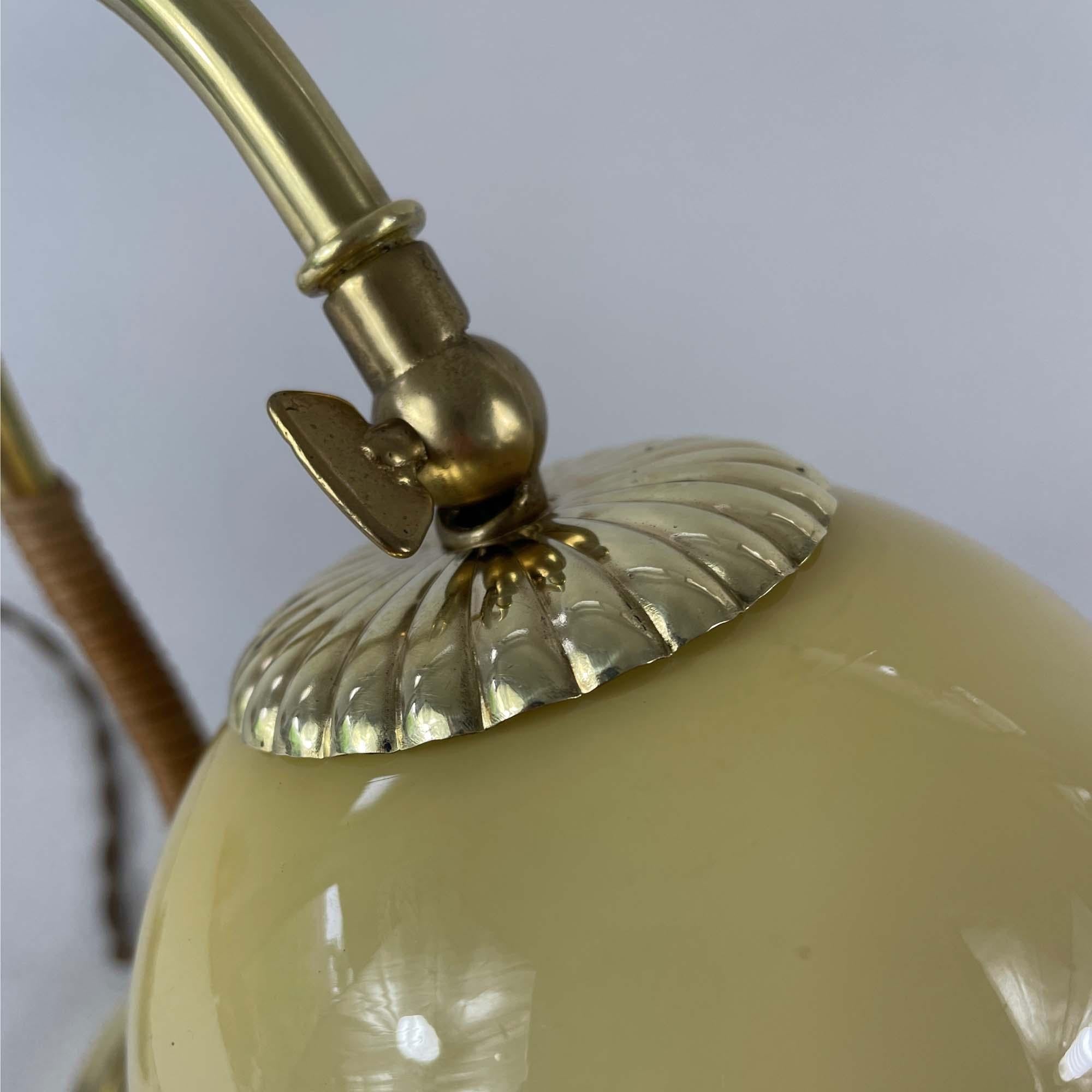 Lampe de table en rotin, laiton et verre opalin, Suède, années 1950 en vente 2
