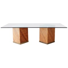 Table de salle à manger en rotin et The Pedestal en laiton