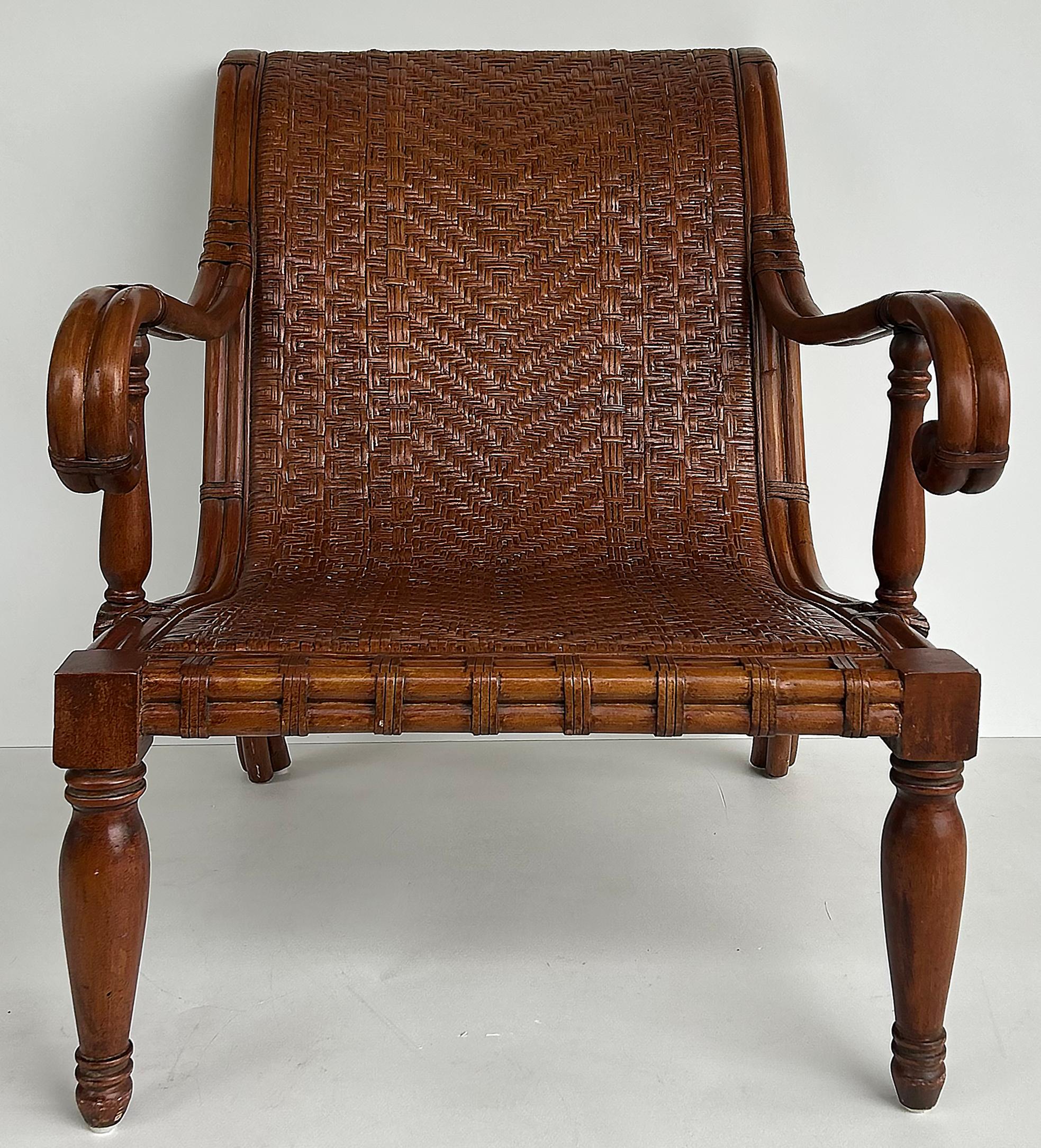 Rattan British Colonial Stil Plantage Pflanzer Stuhl, gewebt Sitz

Zum Verkauf angeboten wird ein eleganter Plantagenstuhl mit Rattanrahmen im britischen Kolonialstil. Der Stuhl hat eine anmutige, geflochtene, geschwungene Sitzfläche aus gespaltenem