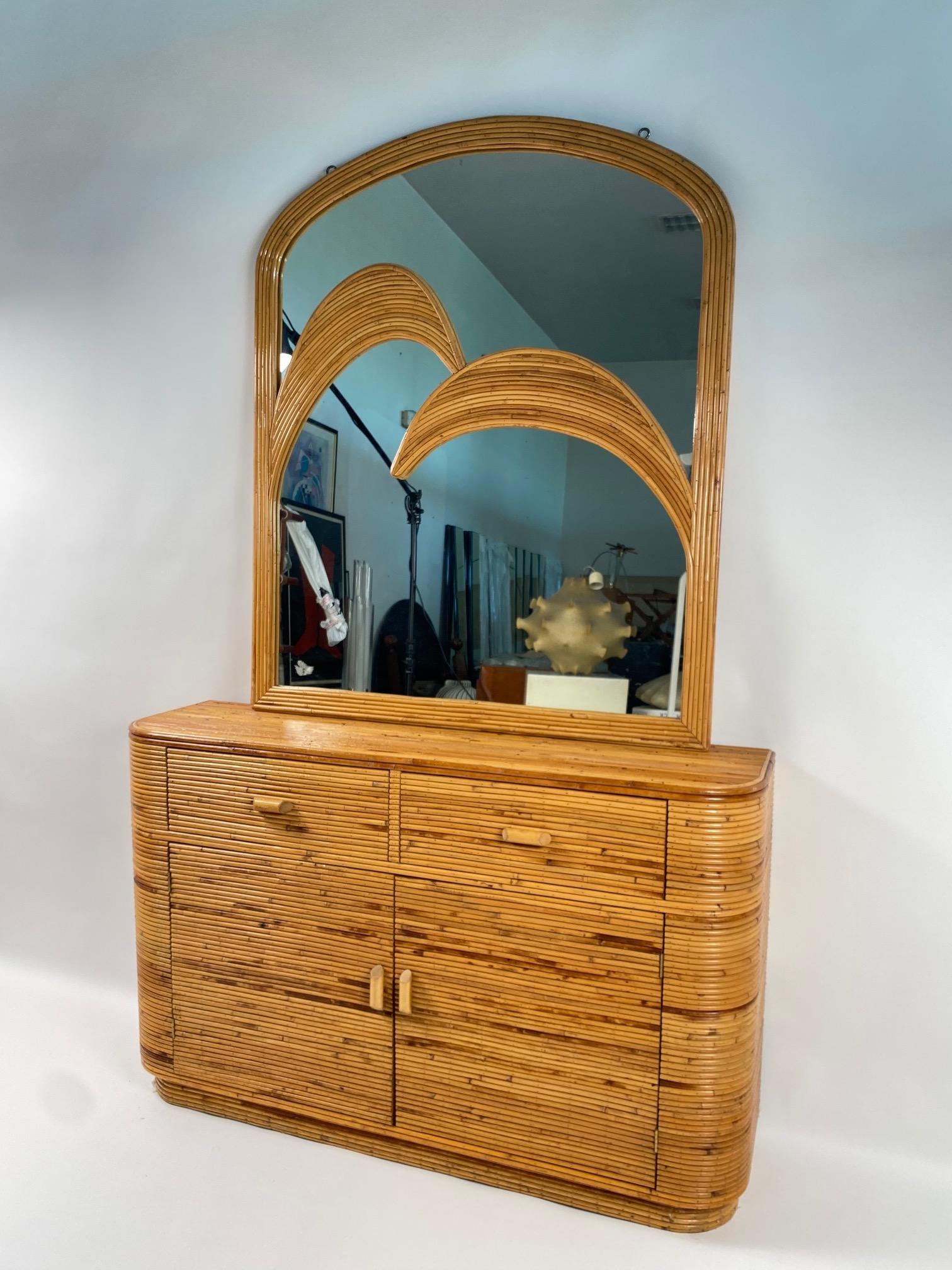 Raro mobile in bambù e specchi realizzato dalla famosa azienda italiana Vivai del Sud negli anni Settanta.
Lo stile è inconfondibile, prezioso, raffinato, capace di adattarsi con eleganza all'ambiente della tua casa.