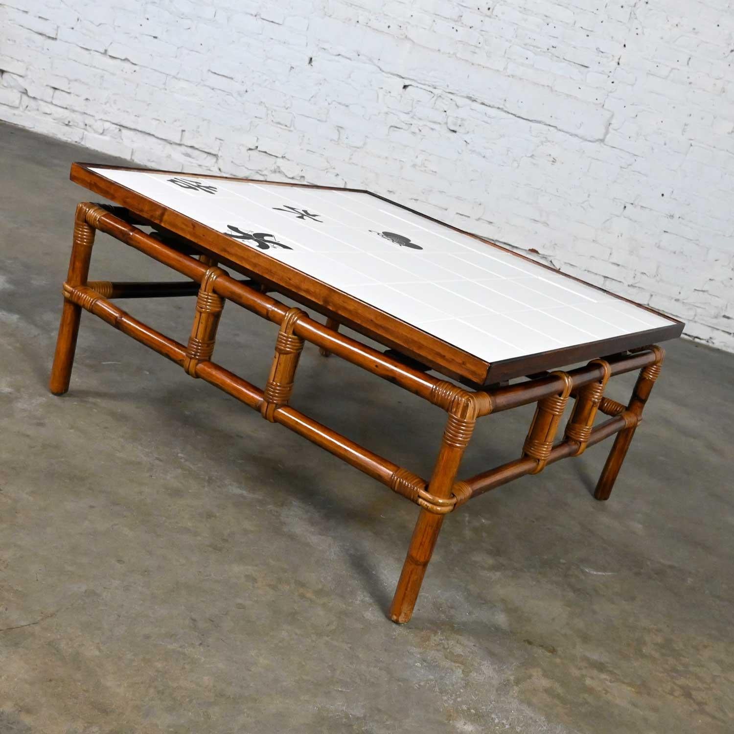Fabuleuse table basse vintage en rotin de style campagne de la collection Ficks Reed Far Horizons, avec un dessus en carreaux conçu par John Wisner. Bel état, en gardant à l'esprit qu'il s'agit d'un produit vintage et non neuf, qui présente donc des