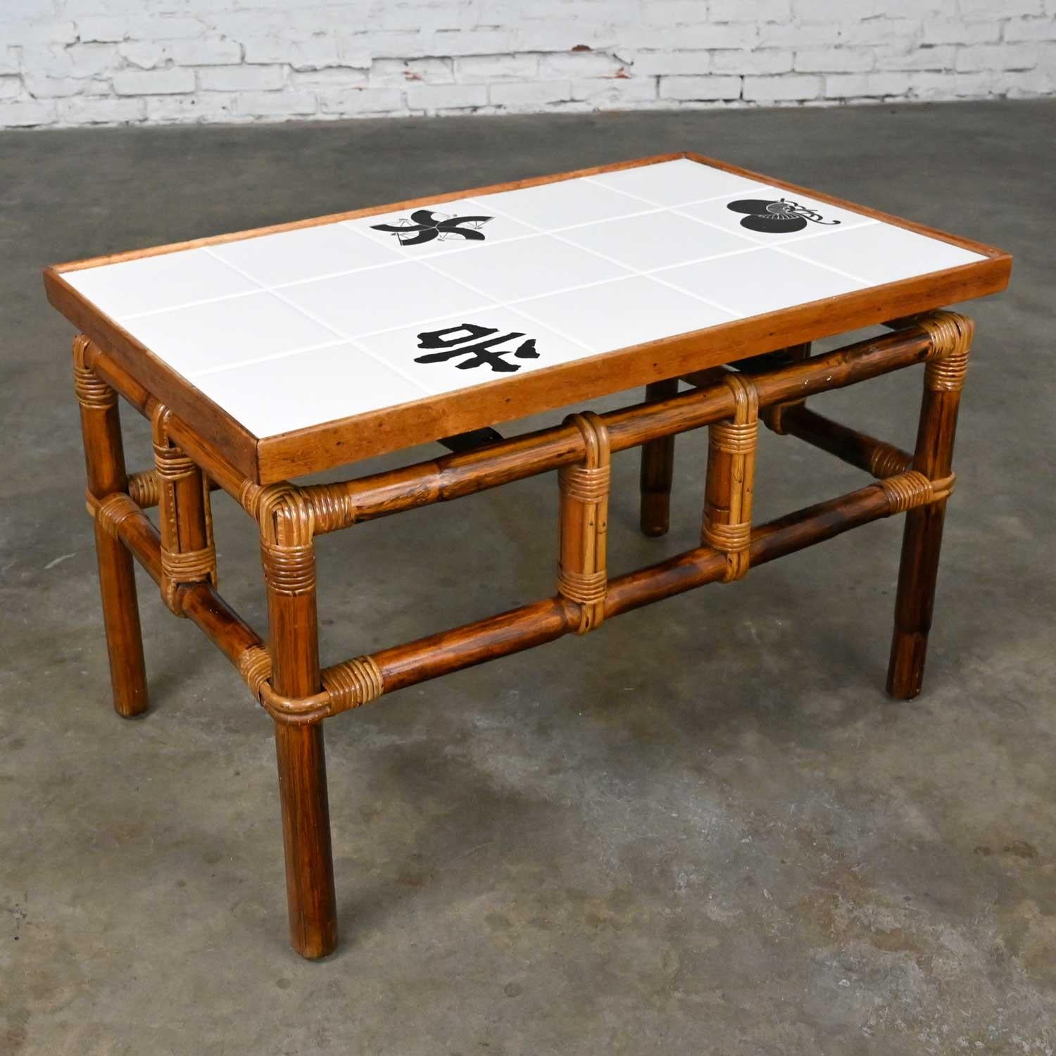 Superbe table d'appoint vintage en rotin de style campagne Ficks Reed Far Horizons Collection avec dessus en carreaux, conçue par John Wisner. Belle condition, en gardant à l'esprit qu'il s'agit d'un produit vintage et non pas neuf, donc il y aura