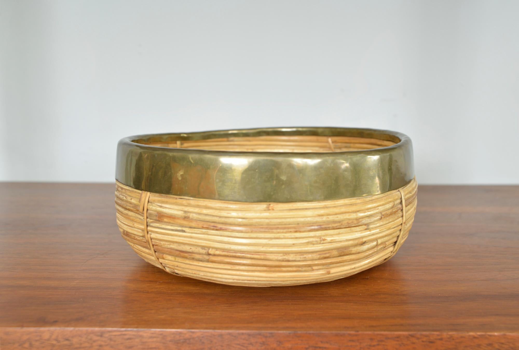 Mid-Century Modern 1970s Rattan Cane Brass Bowl Basket Centrepiece by Vivai del Sud Italy For Sale