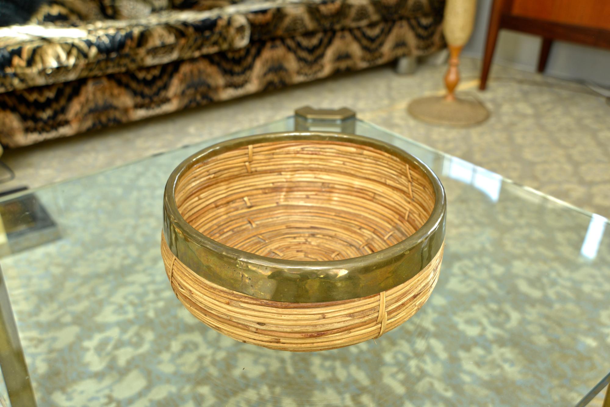 1970s Rattan Cane Brass Bowl Basket Centrepiece by Vivai del Sud Italy For Sale 2