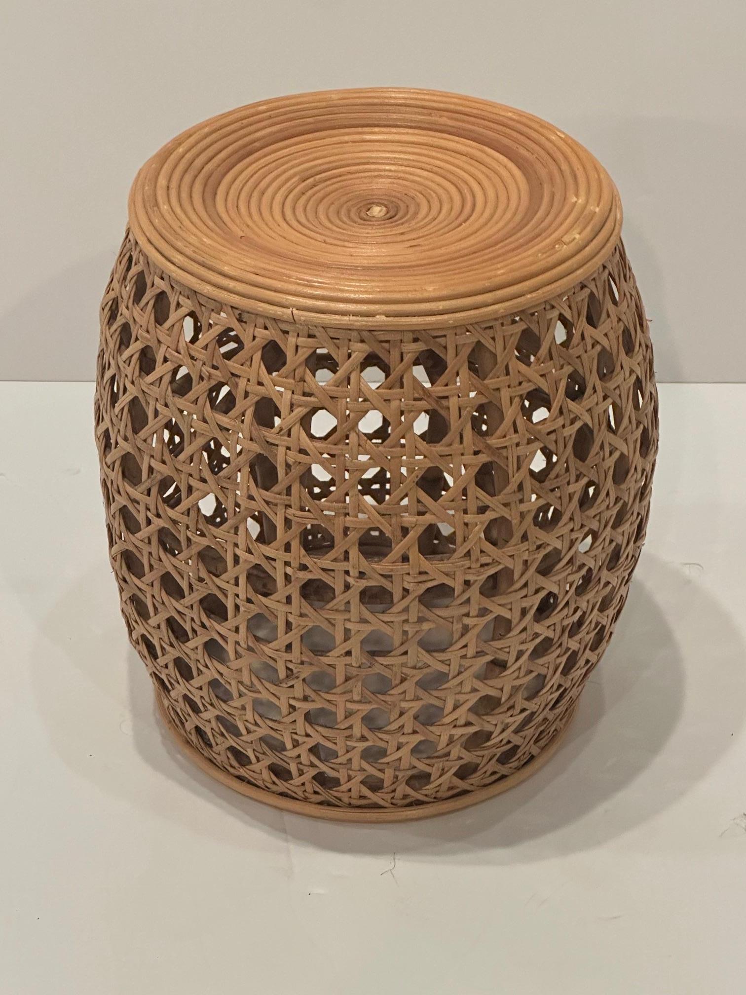 Elegante tavolino da giardino rotondo in rattan e canne, perfetto per la tua vacanza al mare.