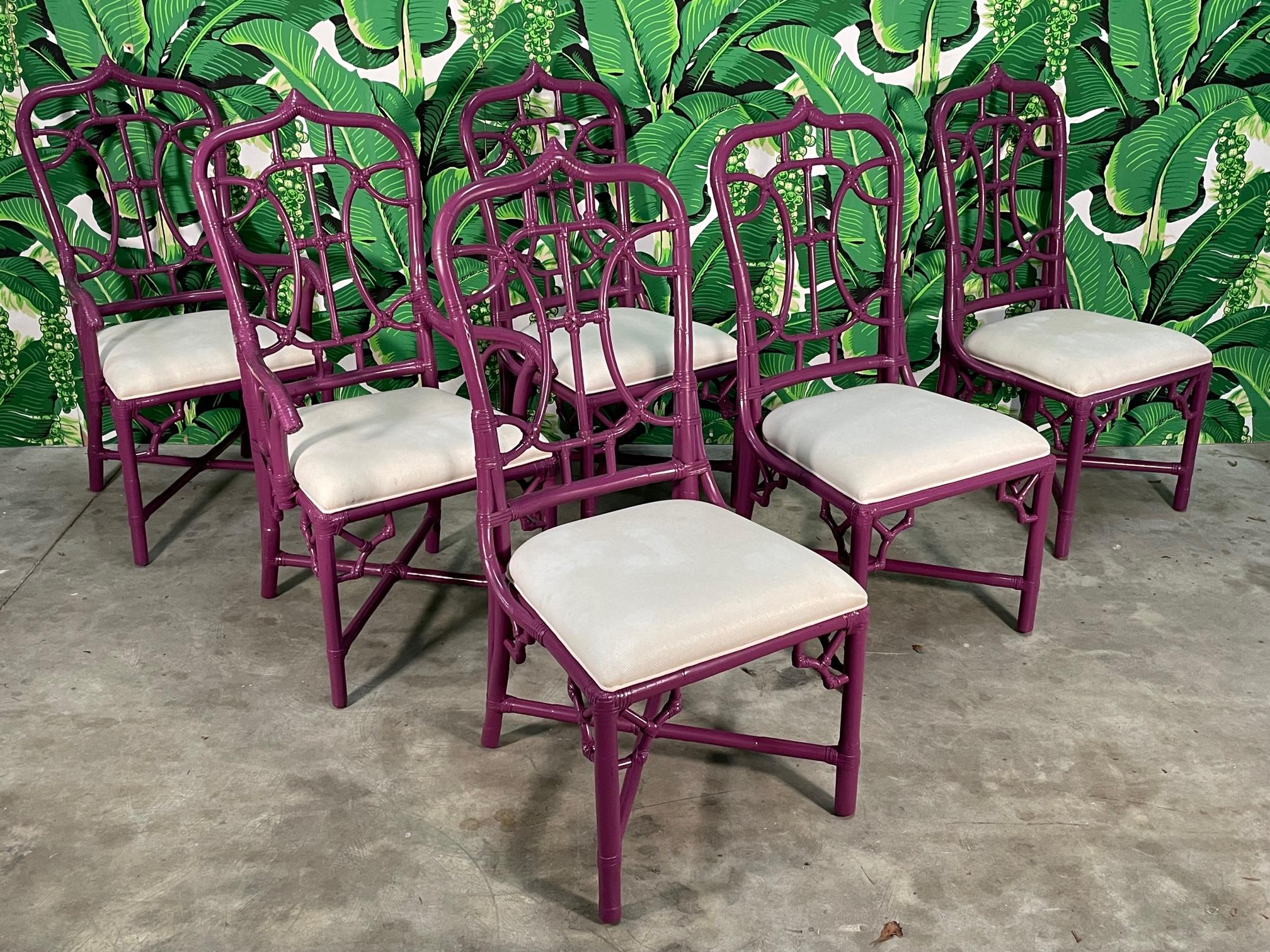 Das Set aus 6 Rattan-Esszimmerstühlen im Stil von McGuire zeichnet sich durch eine organisch geschwungene Laubsägearbeit und eine neu lackierte Glanzoberfläche aus. Rattanzwickel, X-Stretcher und lederne Verzurrungen bestätigen die hervorragende