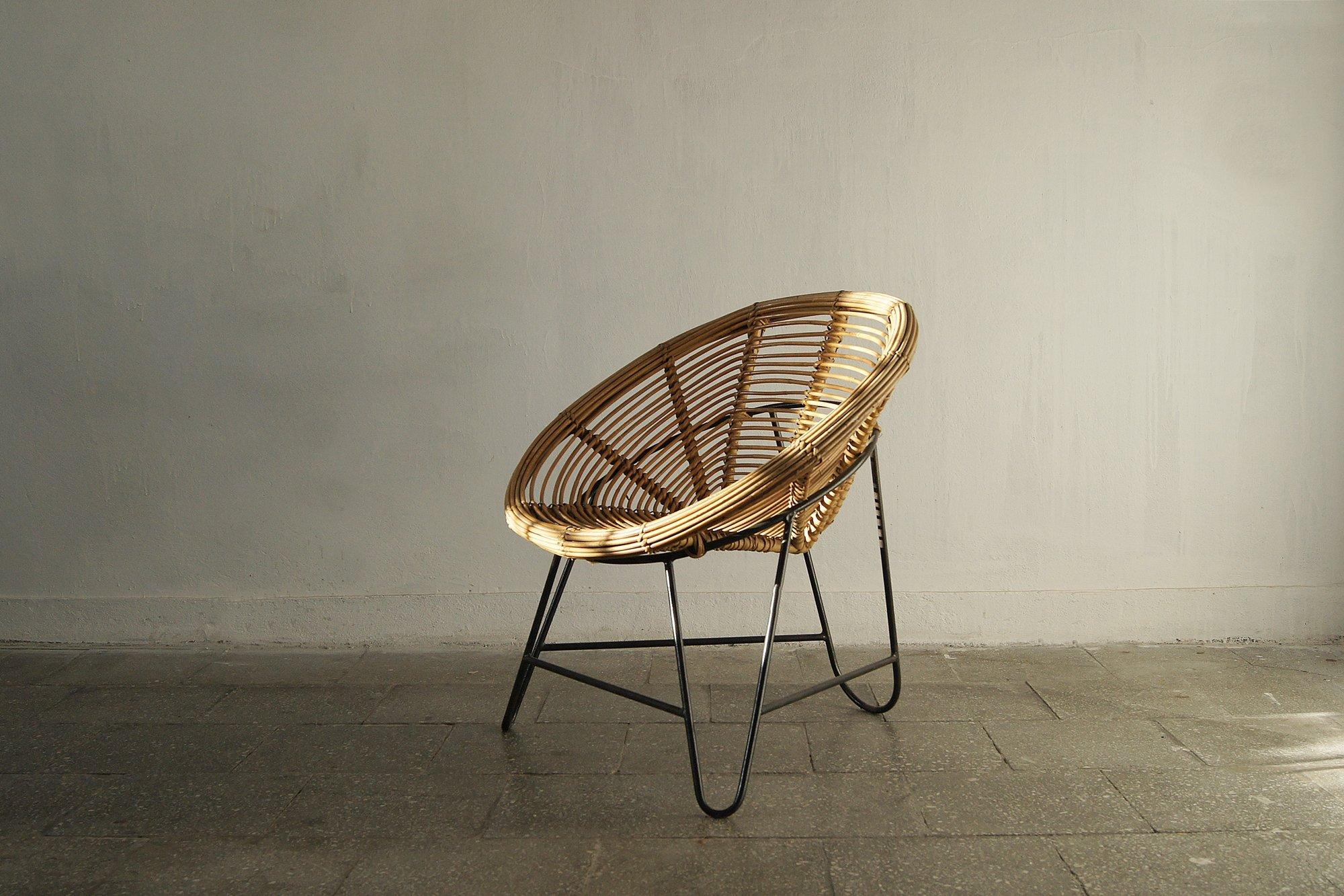 Este sillón combina la belleza natural del ratán con la elegancia de una estructura metálica minimalista. 
Hace clara referencia a los icónicos diseños de Roberto Mango de los años 50, en los que el ratán natural se une a una estructura sencilla y