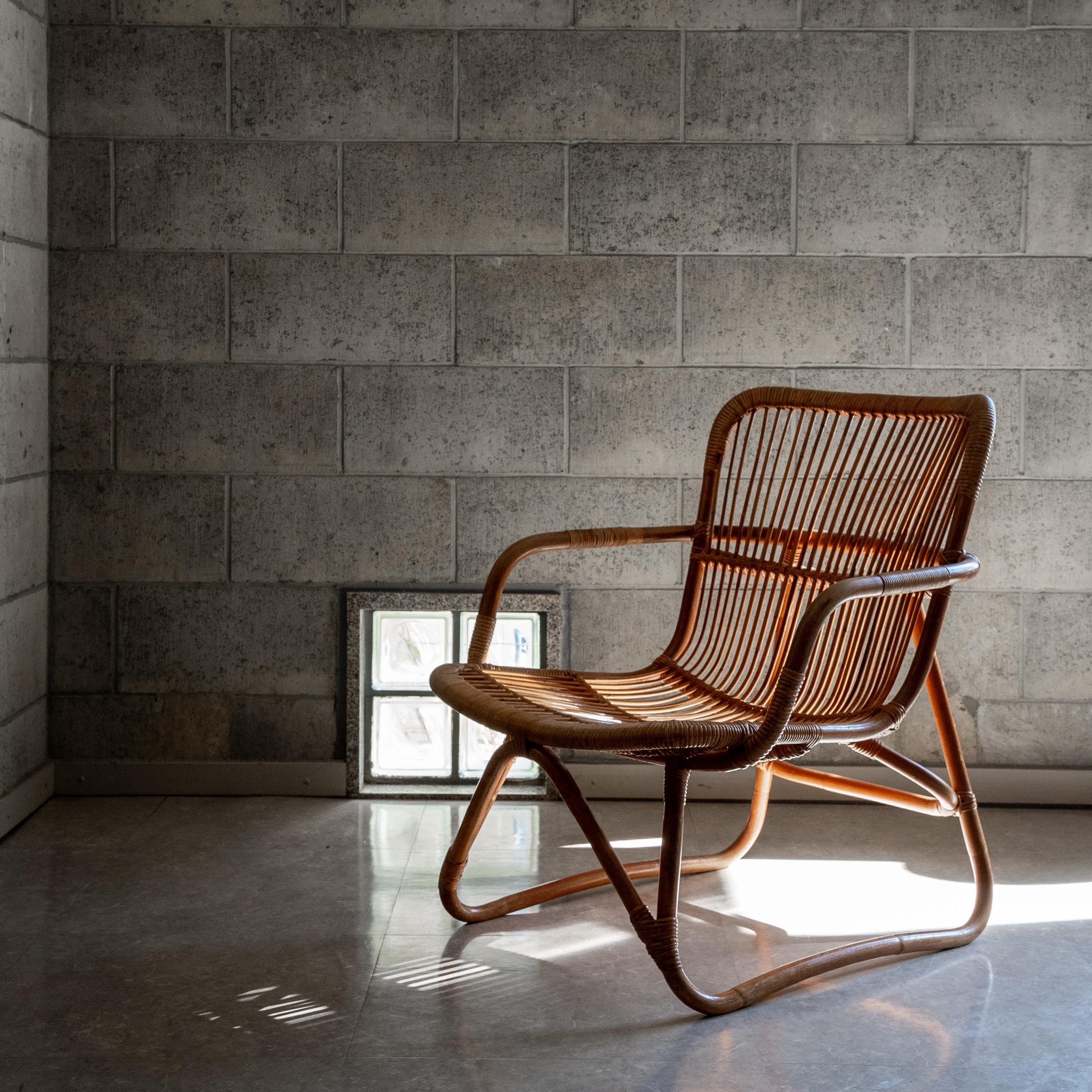Butaca (modelo: QA-90) diseñada por el japonés Katsuo Matsumura (1923-1991). 
Fabricado con uno de los materiales más ecológicos: Yamakawa Rattan. 
Un diseño sencillo y elegante que es relevante en todo momento. Las curvas únicas de esta silla se