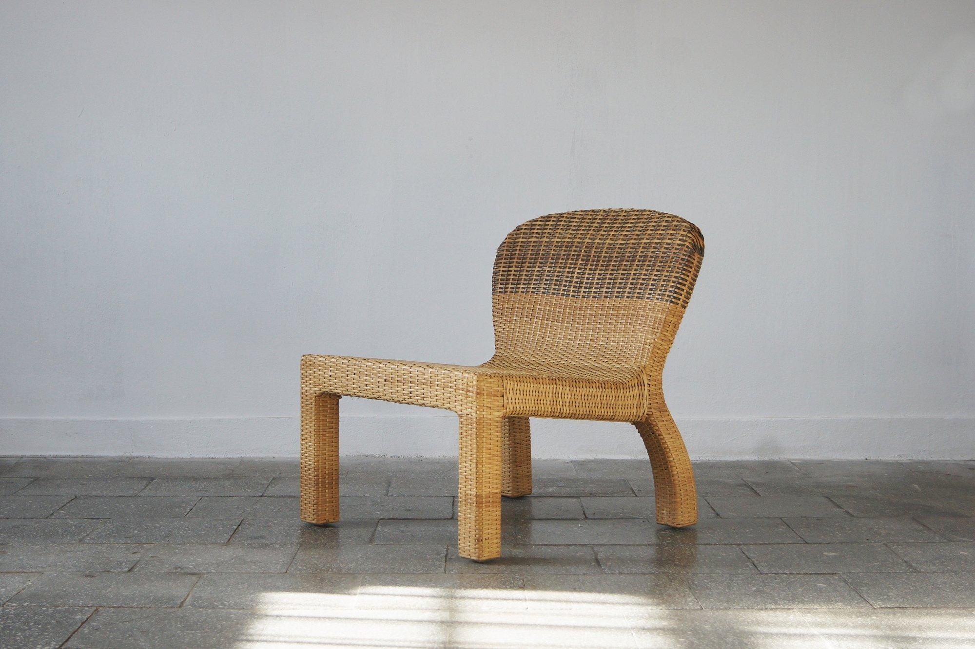 Der TÄRÖ Sessel ist aus Rattan und Kiefernholz gefertigt. 
Die Konstruktion ist leicht, aber robust, und das hauptsächlich verwendete MATERIAL ist Rattan, das ihm ein warmes, organisches Aussehen verleiht.
Der Sitz ist geräumig und die Rückenlehne