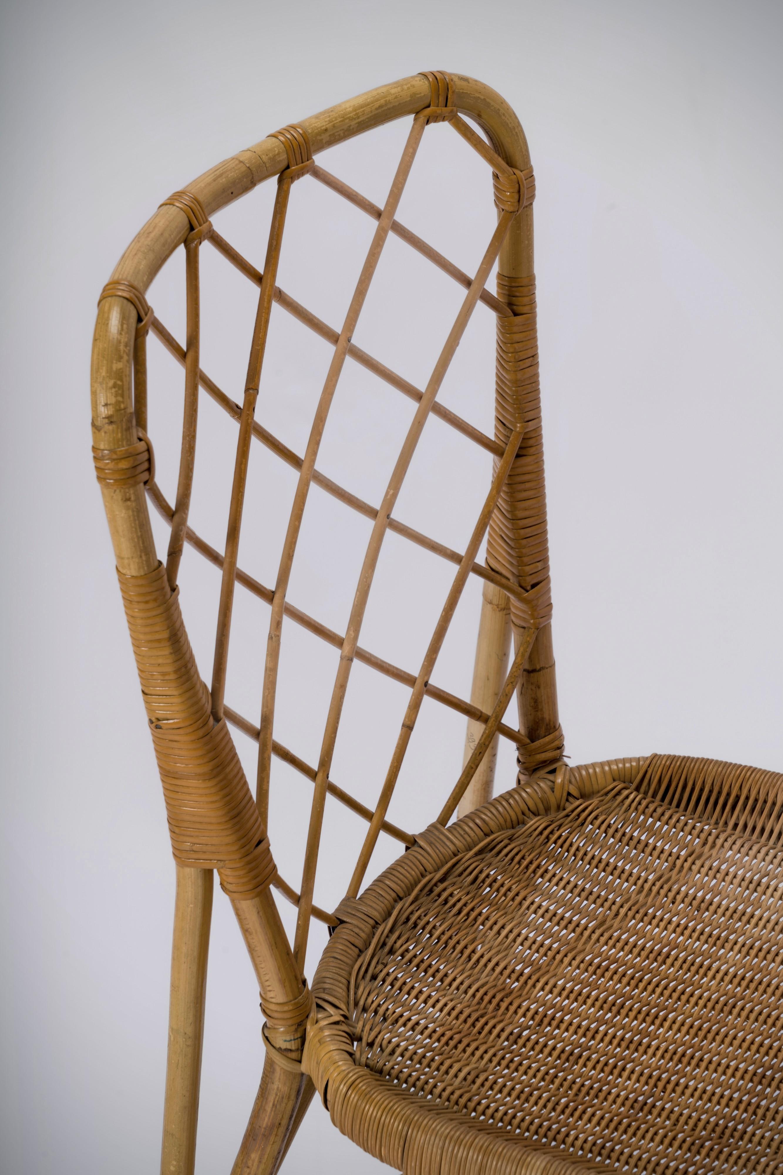 Milieu du XXe siècle Chaise en rotin avec dossier tressé dans le style de Louis Sognot, France, années 1960 en vente