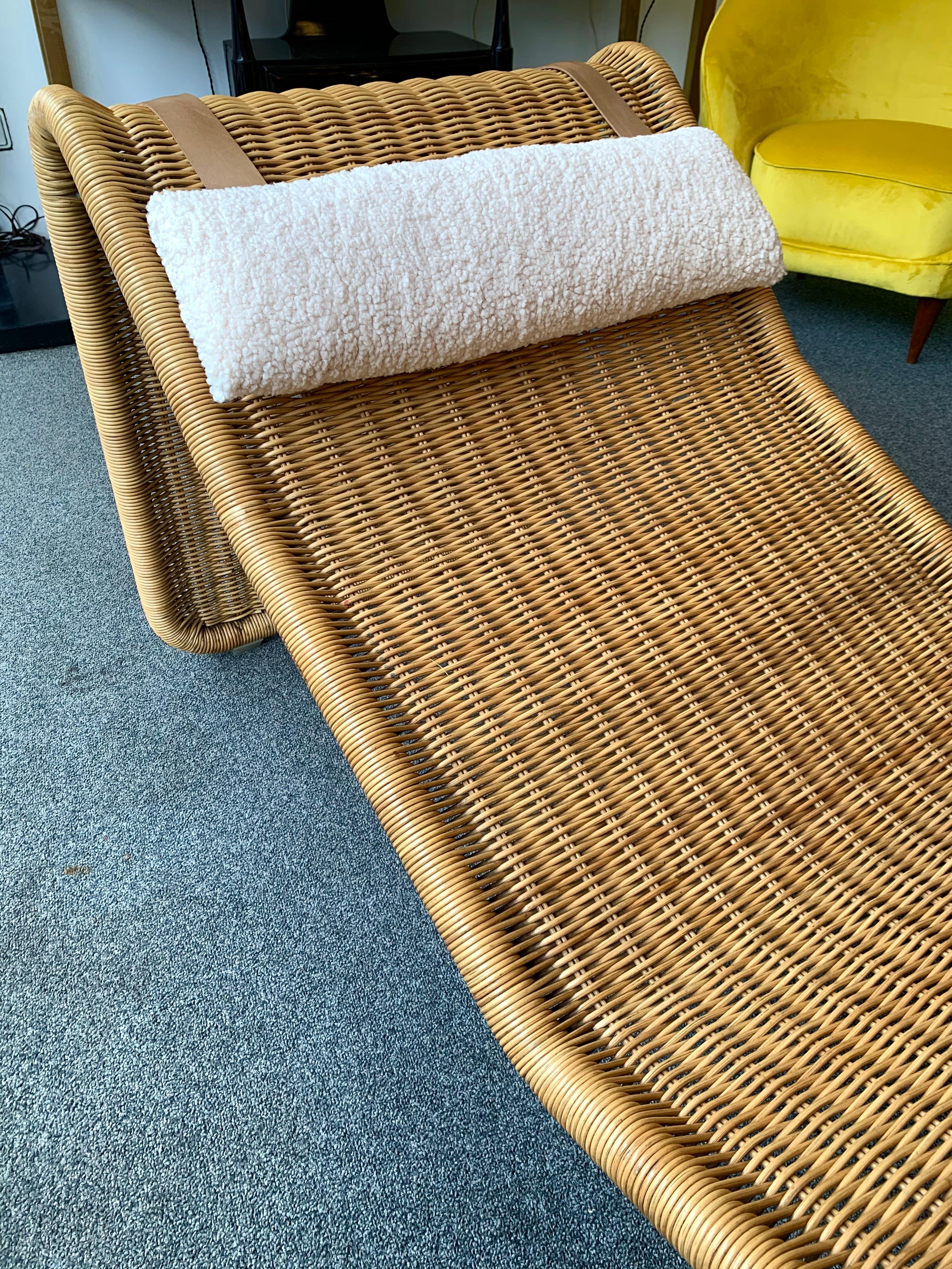 Braid rattan chaise lounge lounger chair a rare variant of model P3 by the designer Tito Agnoli for the editor Bonacina. Bouclé fabric and leather head cushion, with brass button. Famous design like Gio Ponti, Gianfranco Frattini, Cassina, Osvaldo