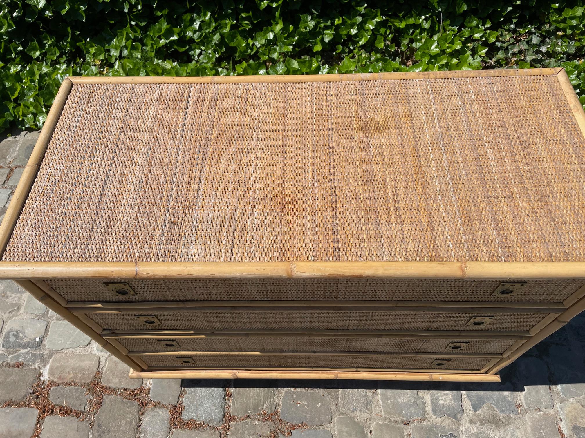 Cómoda de ratán de Dal Vera con 4 cajones y tiradores de latón.
Producido en Italia en los años 70, ahora vuelve a estar de moda.