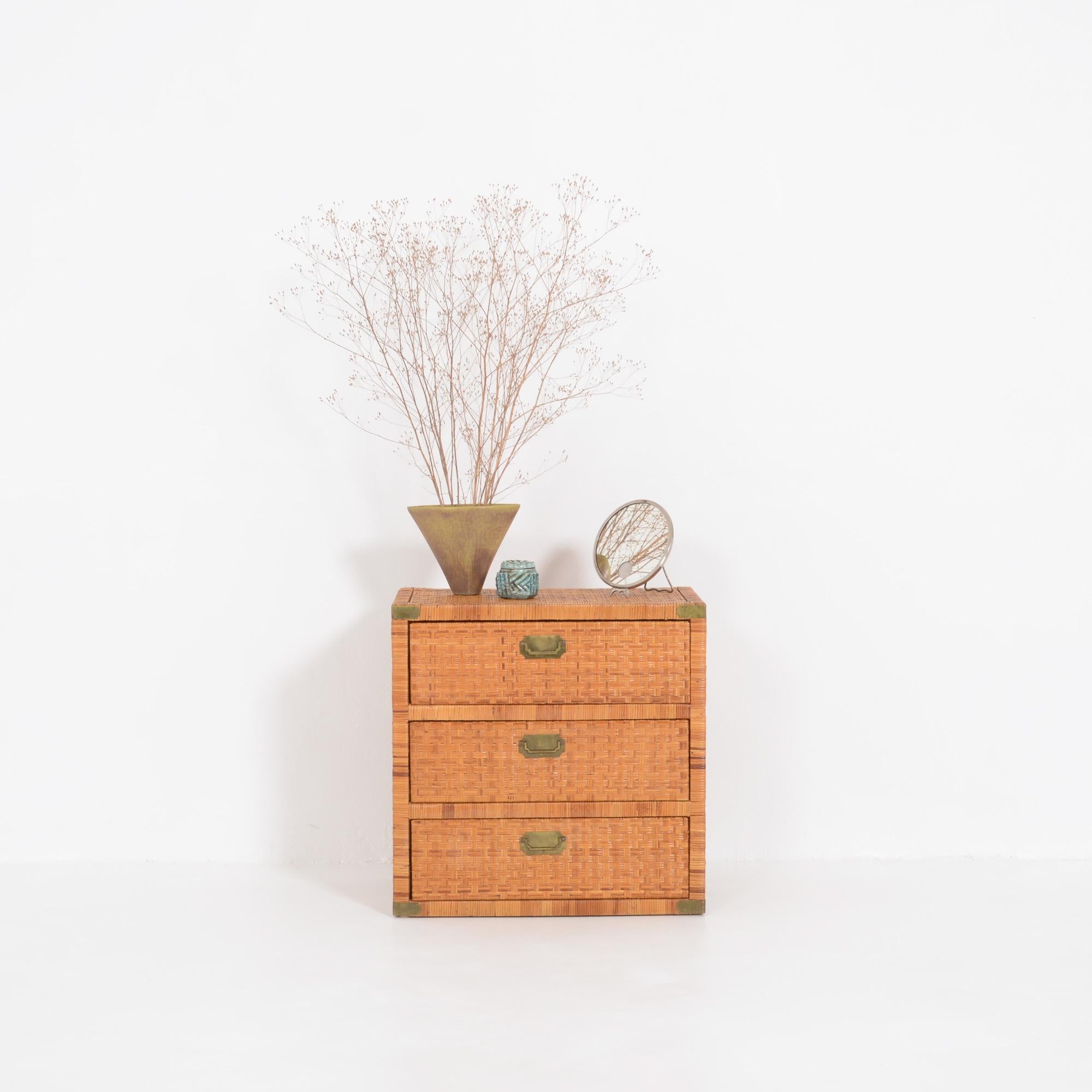 This rattan chest of drawers can be dated in the 1960s.
The 3 rattan drawers are finished with copper handles, placed asymmetrically.
It is a functional and decorative piece.
This vintage chest of drawers is in very good original condition, with