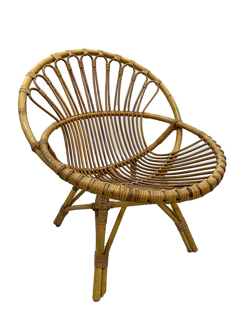 Rattan children's chair with bookshelf, 1960s

A Dutch round rattan children's chair with a wall mounted bookshelf from the 1960s
Very nice for the children's room or play corner to read a book
The measurement of the chair is 68 cm high, 58 cm wide