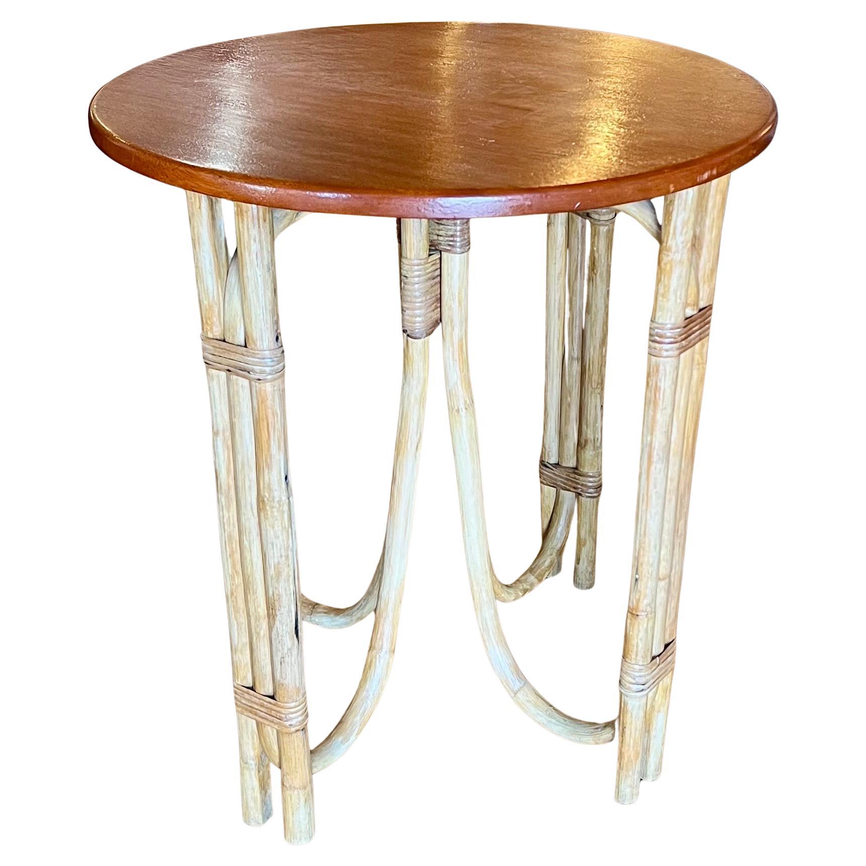 Table basse ronde en rotin, CIRCA, circa 1950. Cette table en rotin présente une base unique en rotin avec des enveloppes en osier fantaisie et un acajou massif qui conserve son étiquette d'origine de Calif-Asia, une finition originale, un look