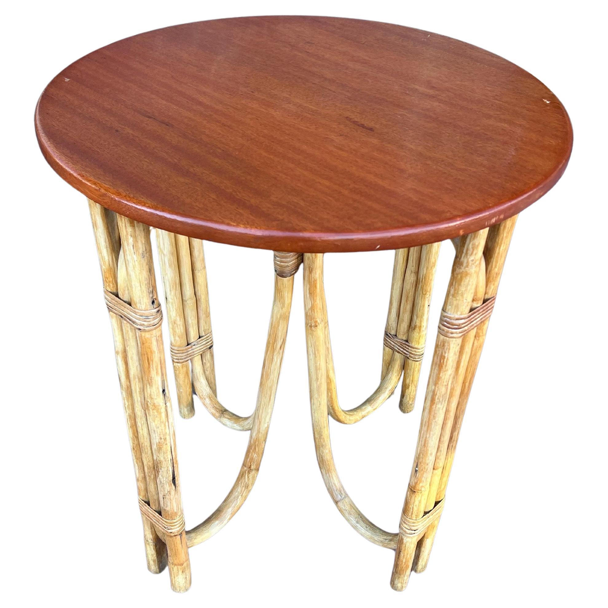 Bohème Table d'appoint Cocktail Tables en rotin avec plateau en acajou Tiki Mid Century Era par Calif-Asia en vente