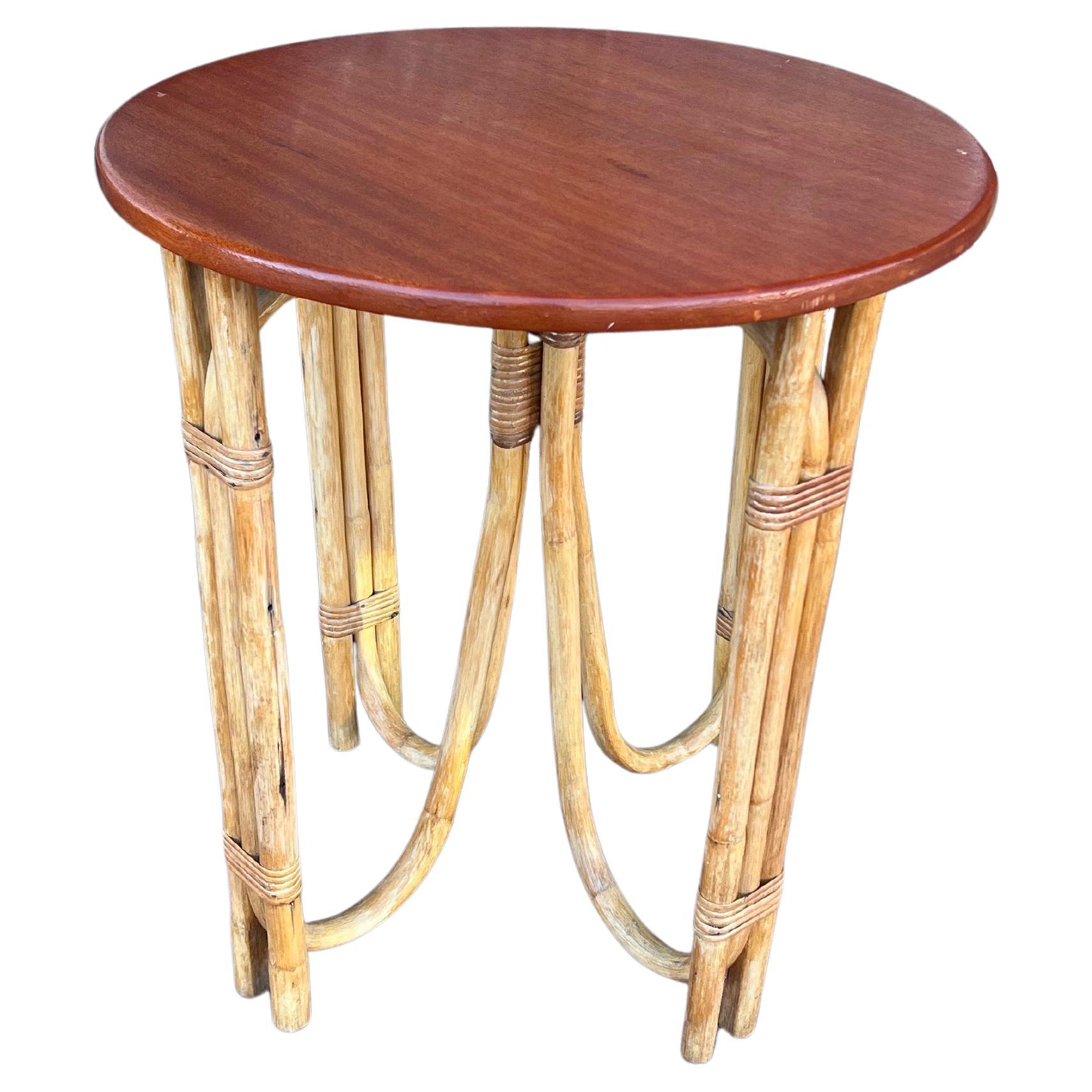 Philippin Table d'appoint Cocktail Tables en rotin avec plateau en acajou Tiki Mid Century Era par Calif-Asia en vente