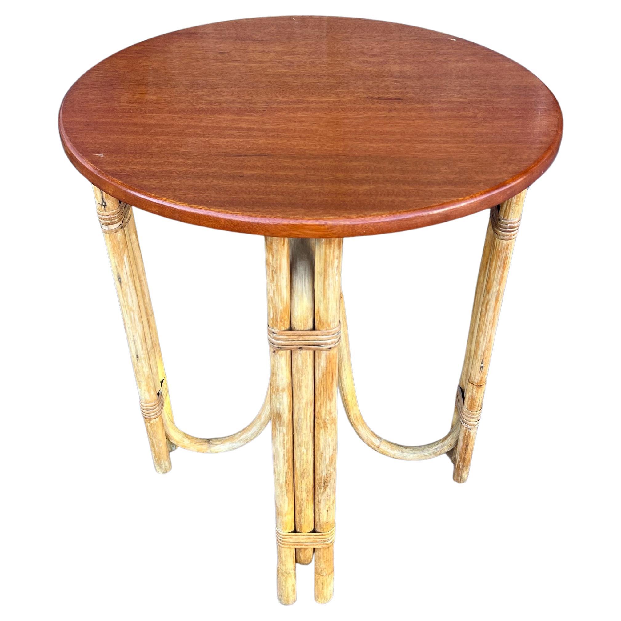 Table d'appoint Cocktail Tables en rotin avec plateau en acajou Tiki Mid Century Era par Calif-Asia Bon état - En vente à San Diego, CA