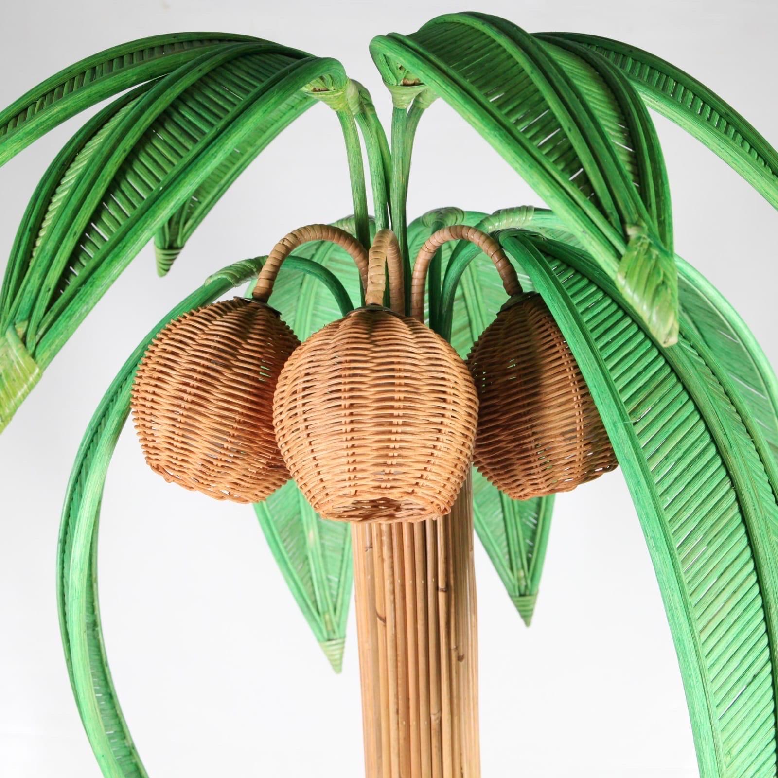 Lampadaire très décoratif avec 10 palmes vertes orientables et 3 lumières dans les noix de coco.
La qualité est excellente, car tout est fait à la main avec beaucoup de minutie.
Excellent état.