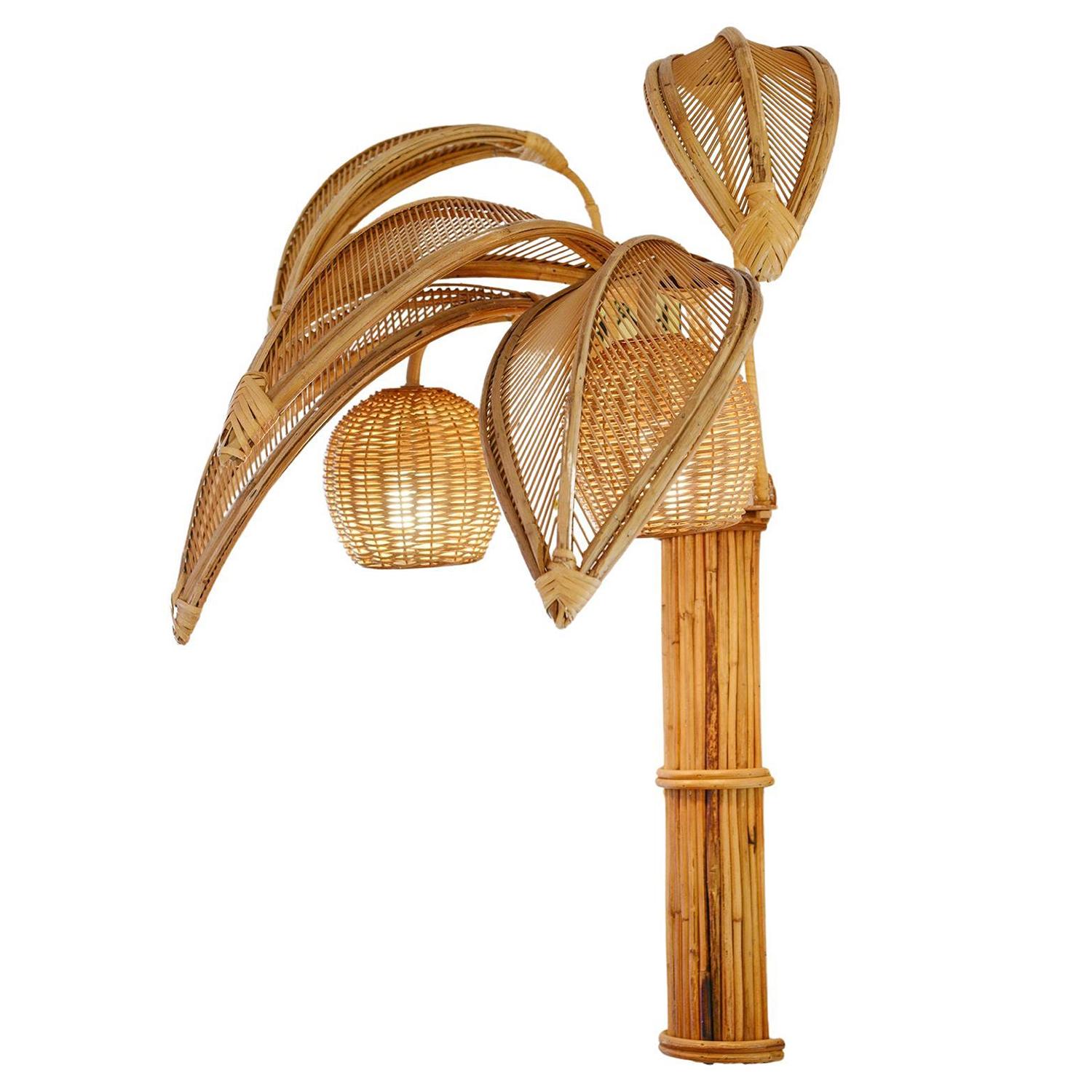 Lampe murale en rotin coco avec toute la structure
en rotin et fer artisanal, avec 2 abat-jour, 2 ampoules,
support de lampe type E14, max 40 watt, ampoule non incluse.